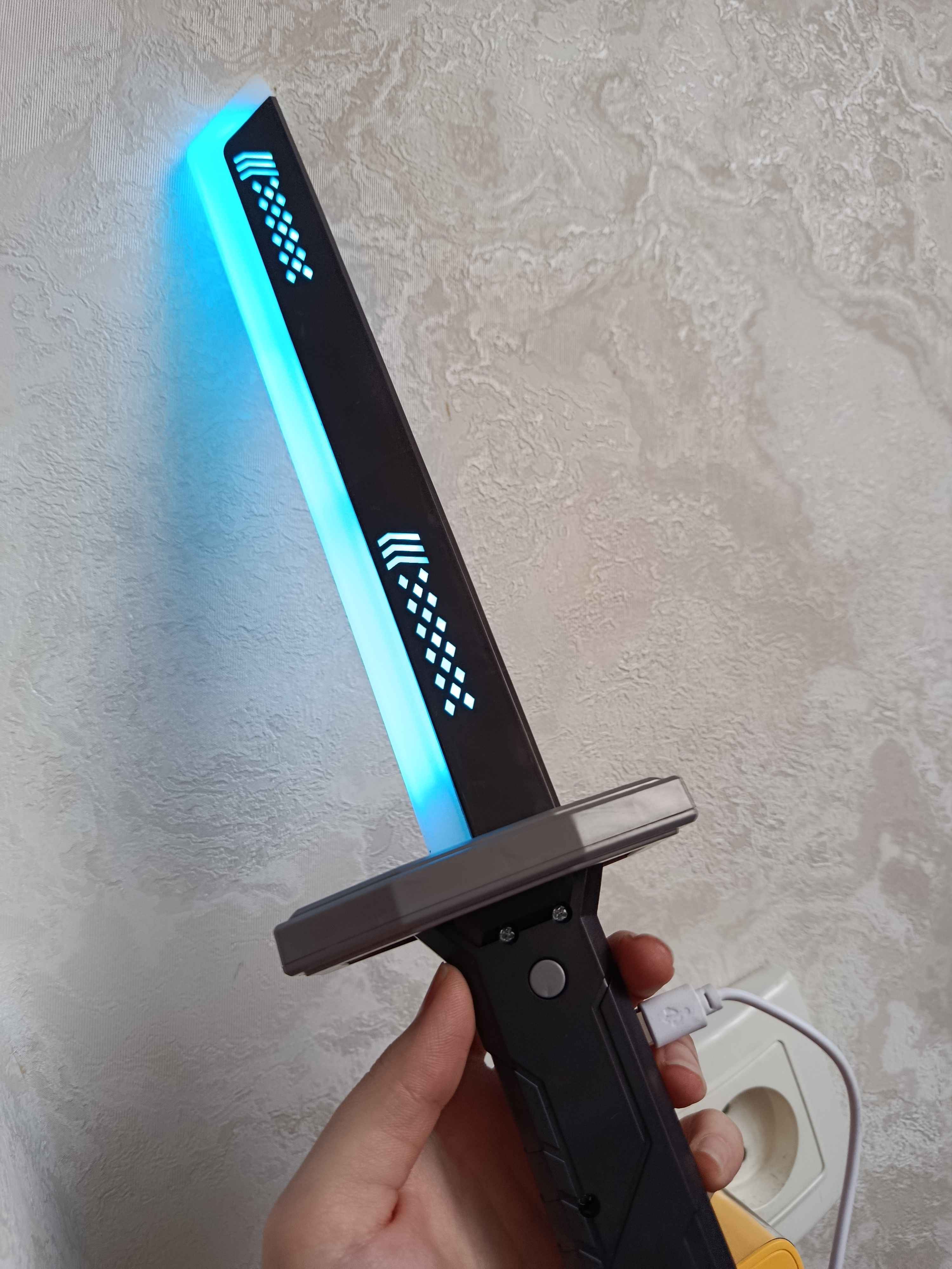 Меч, светящийся игрушечный меч Sparkblade с эффектами искр, тумана и звуком 50 см 