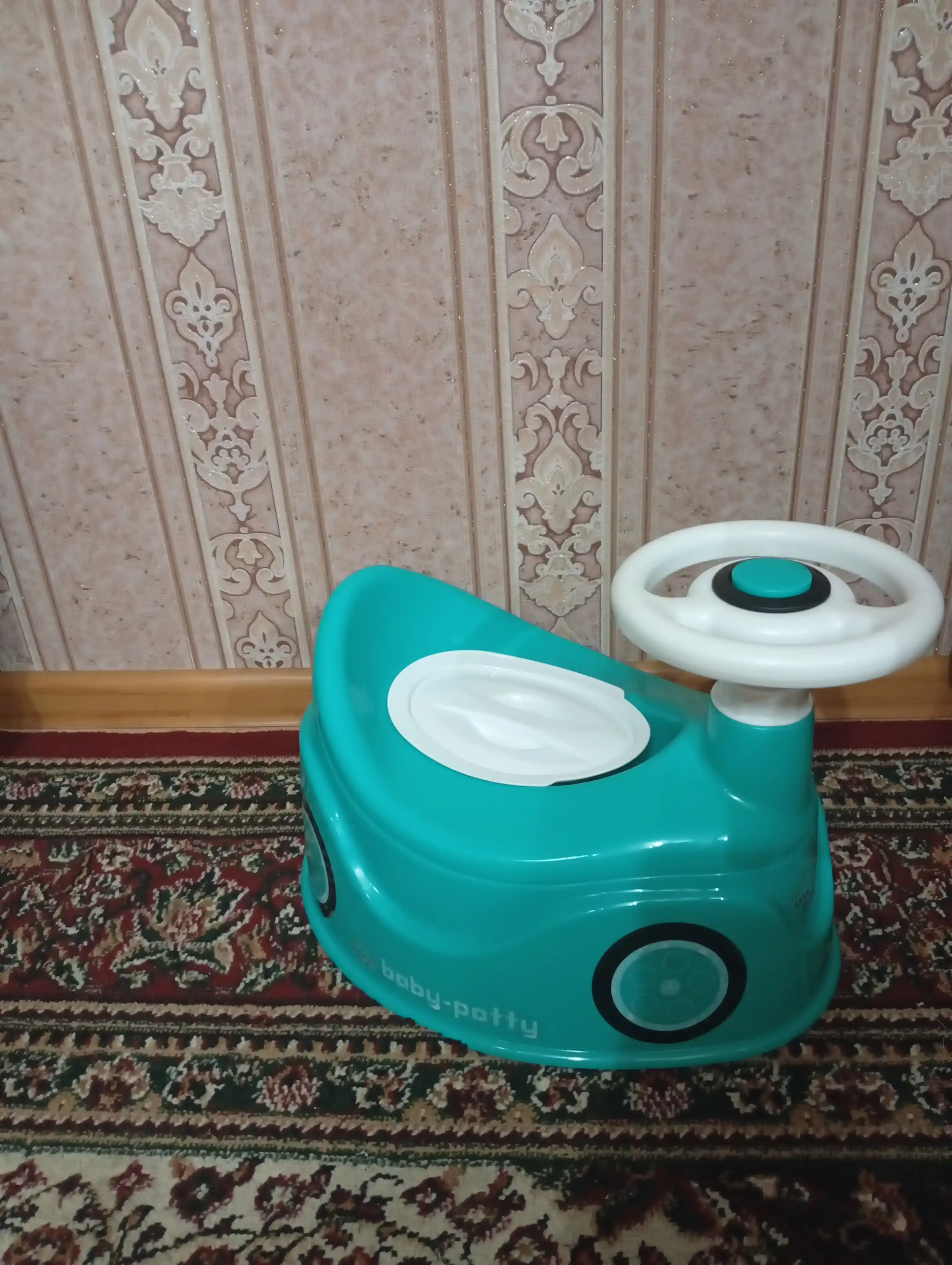 Orqa o'rindiqli bolalar uchun tuvak, moshina shaklida