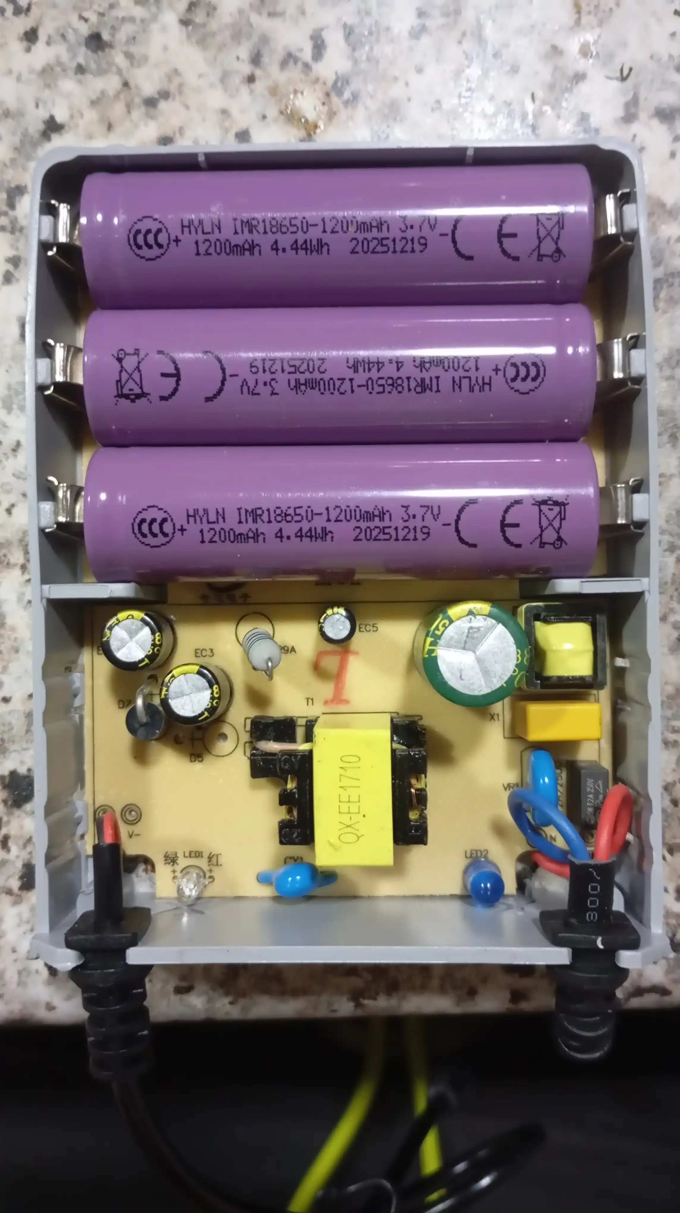 Блок питания мини UPS, ИБП с аккумулятором 3600 mAh, 12V / 2A, для роутеров и камеры