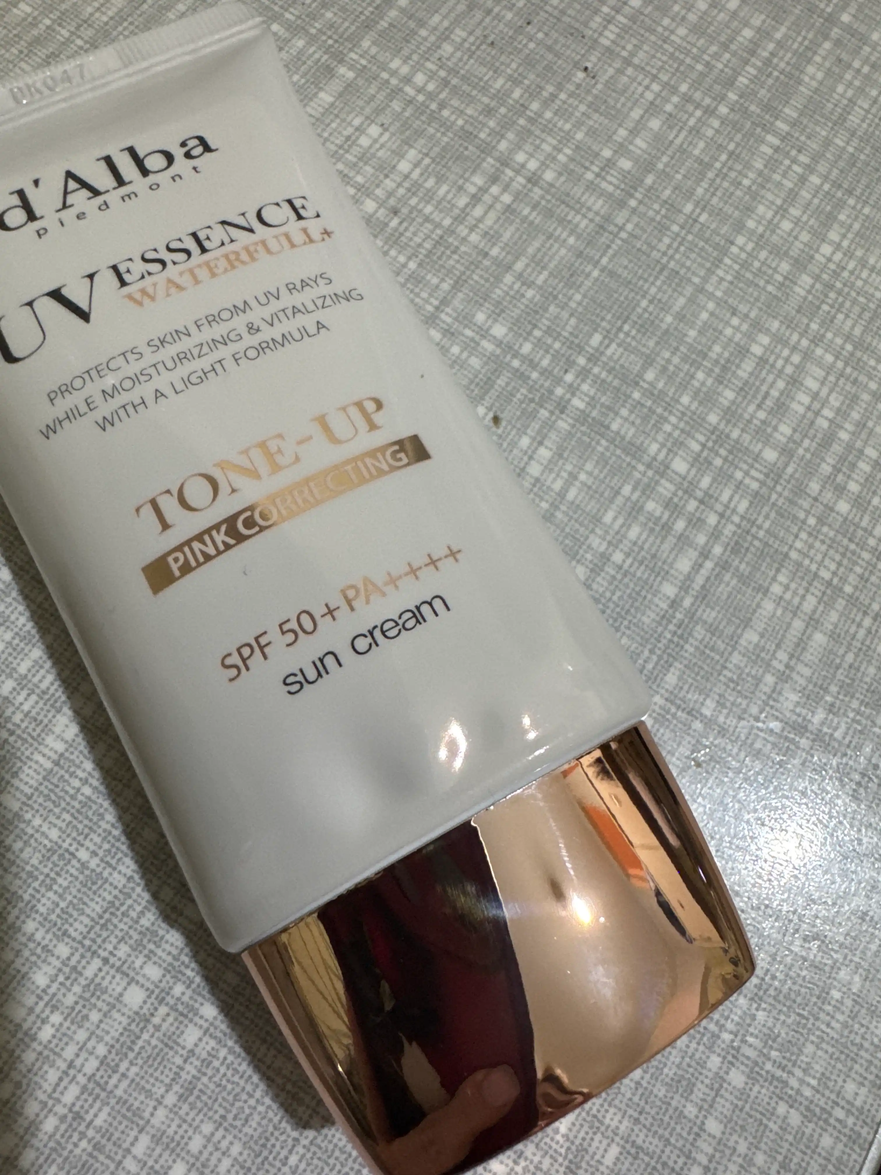 Quyoshdan himoya qiluvchi krem-essensiya SPF 50+ PA++++, sezgir teri uchun