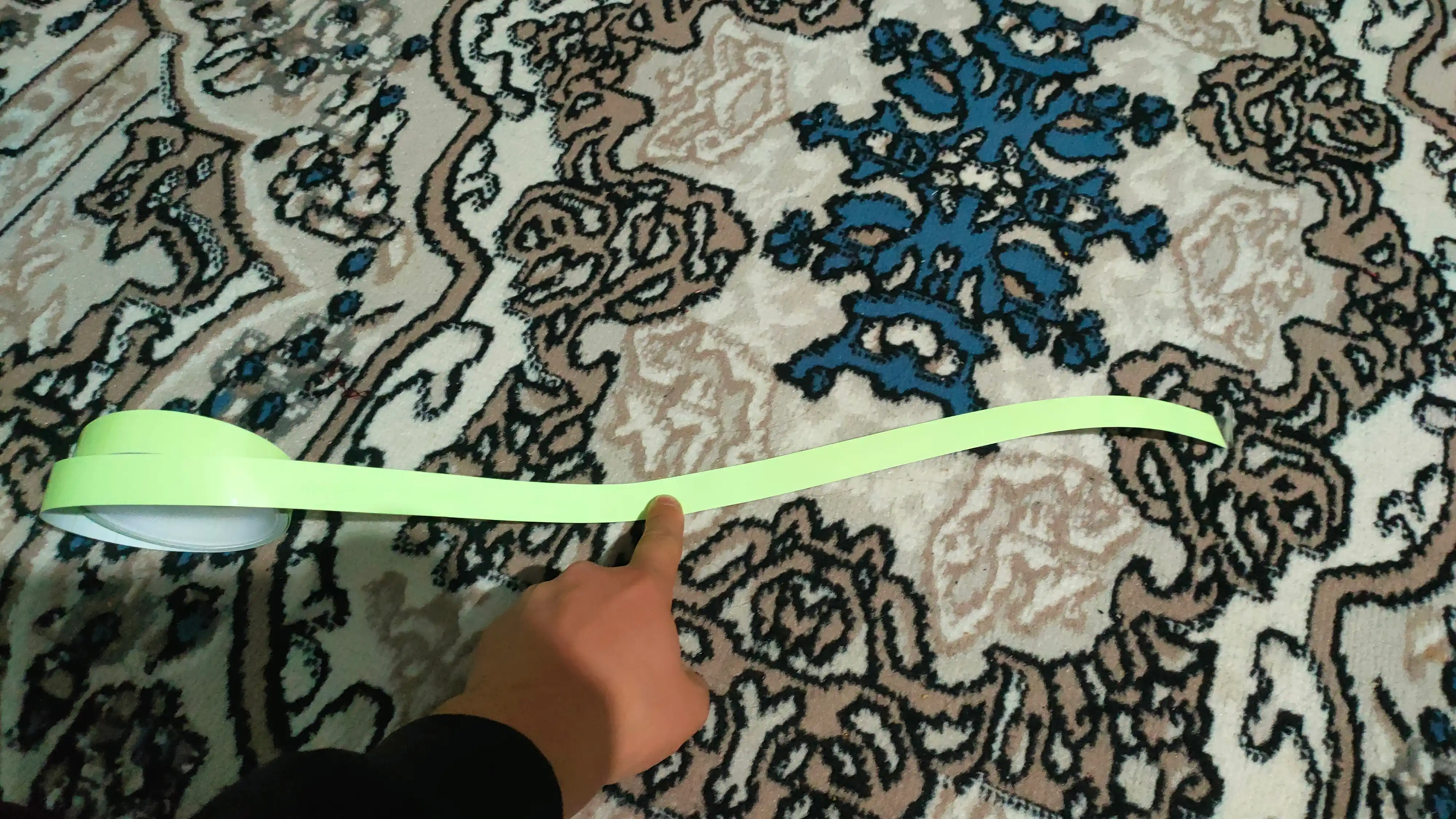 Lyuminestsent yorug'lik yig'uvchi tasma, yopishqoq, qorong'ida porlaydi