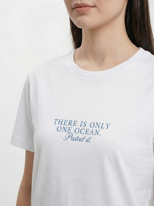 Ayollar uchun oq futbolka «There Is Only One Ocean» yozuvi bilan, paxtali, kundalik