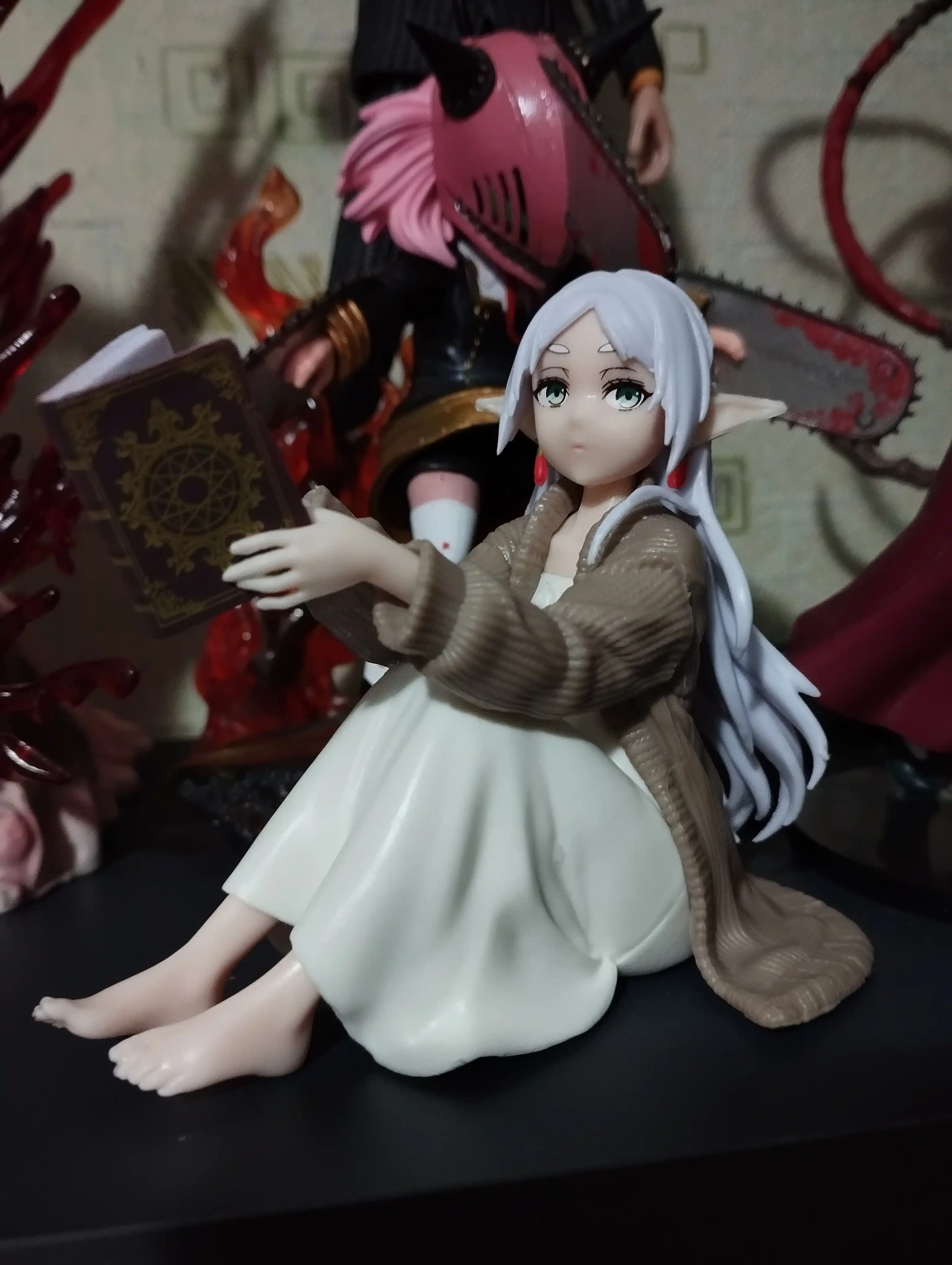 Kitob o‘qiyotgan elf qizcha figurkasi, anime uslubida, Taito, 13 sm