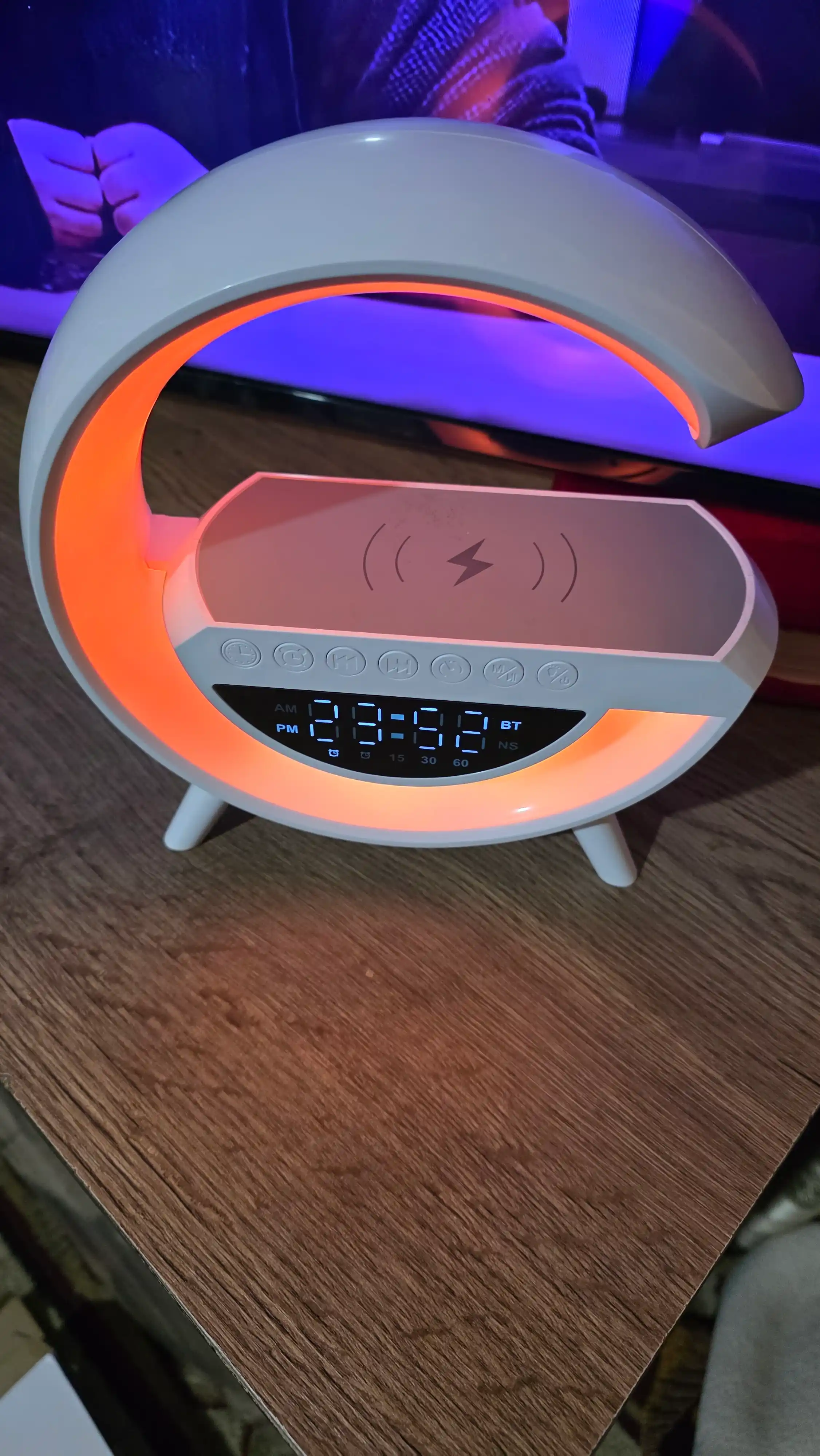 Aqlli dinamika RGB, budilnik soat bilan, led tungi chiroq, telefon uchun simsiz zaryadlash