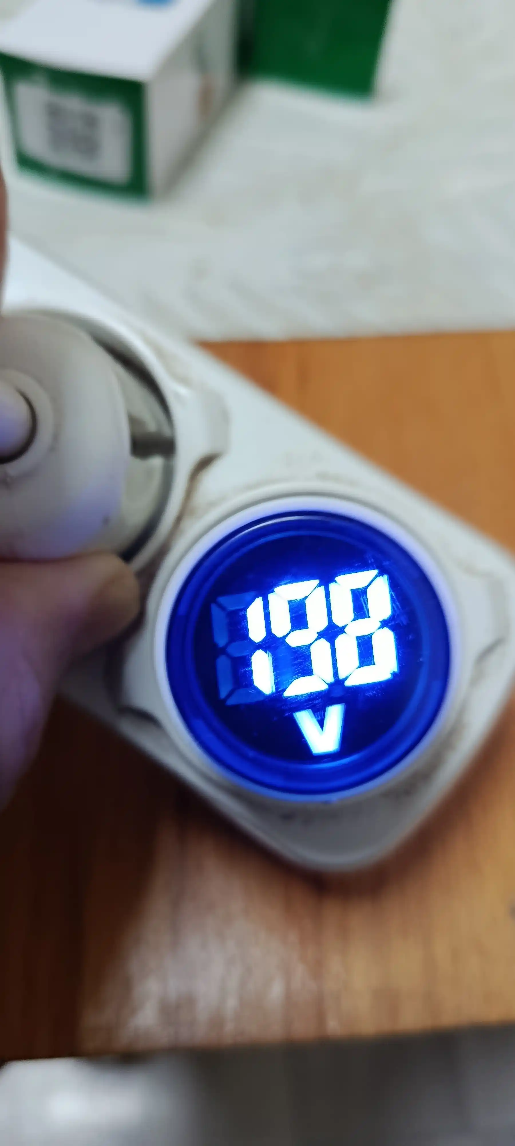 Rozetkaga raqamli voltmetr