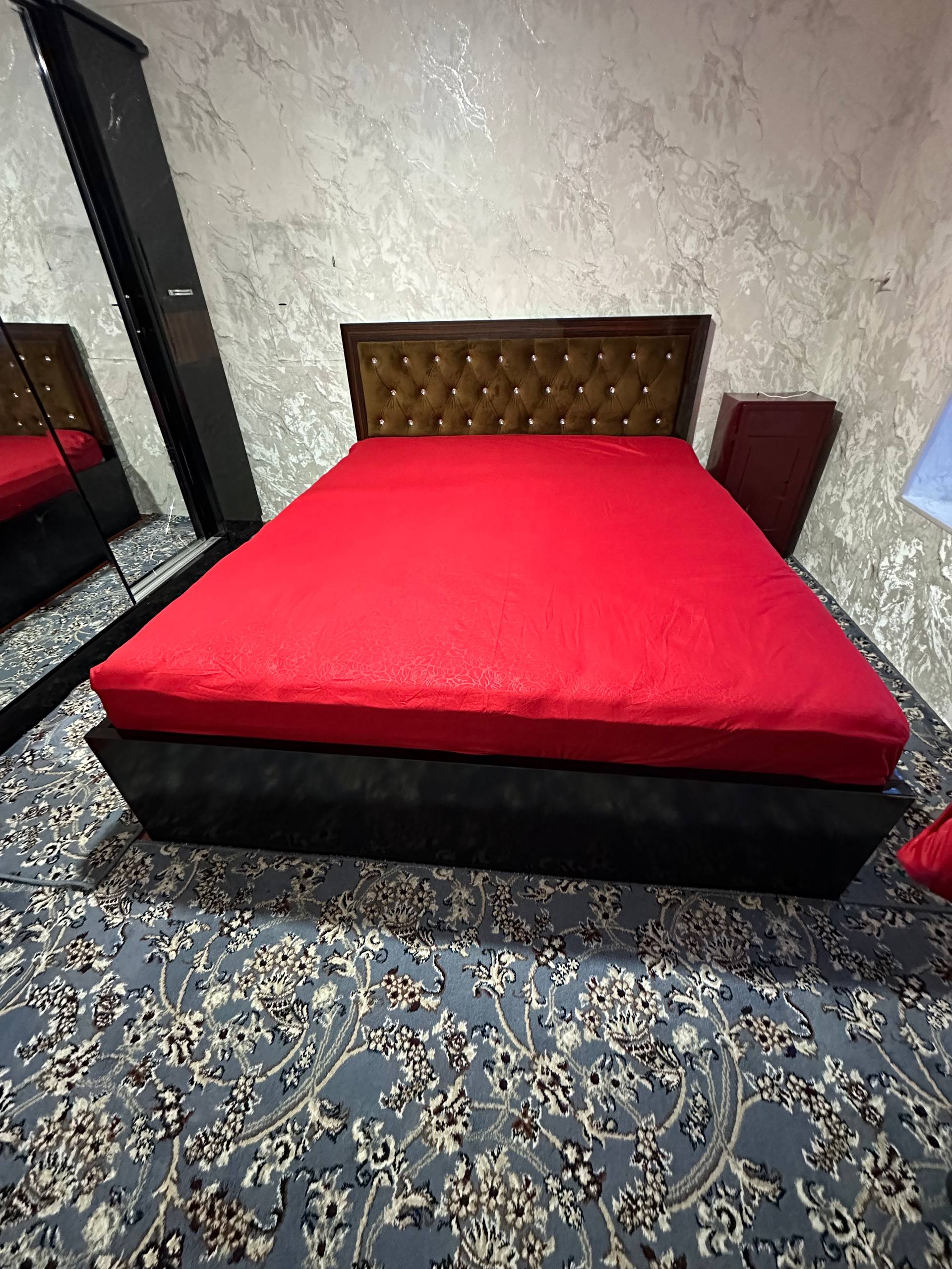 Moslashuvchan o‘lchamdagi 2 kishilik matraslar uchun rezinkali choyshab 2 ta yostiq jildi