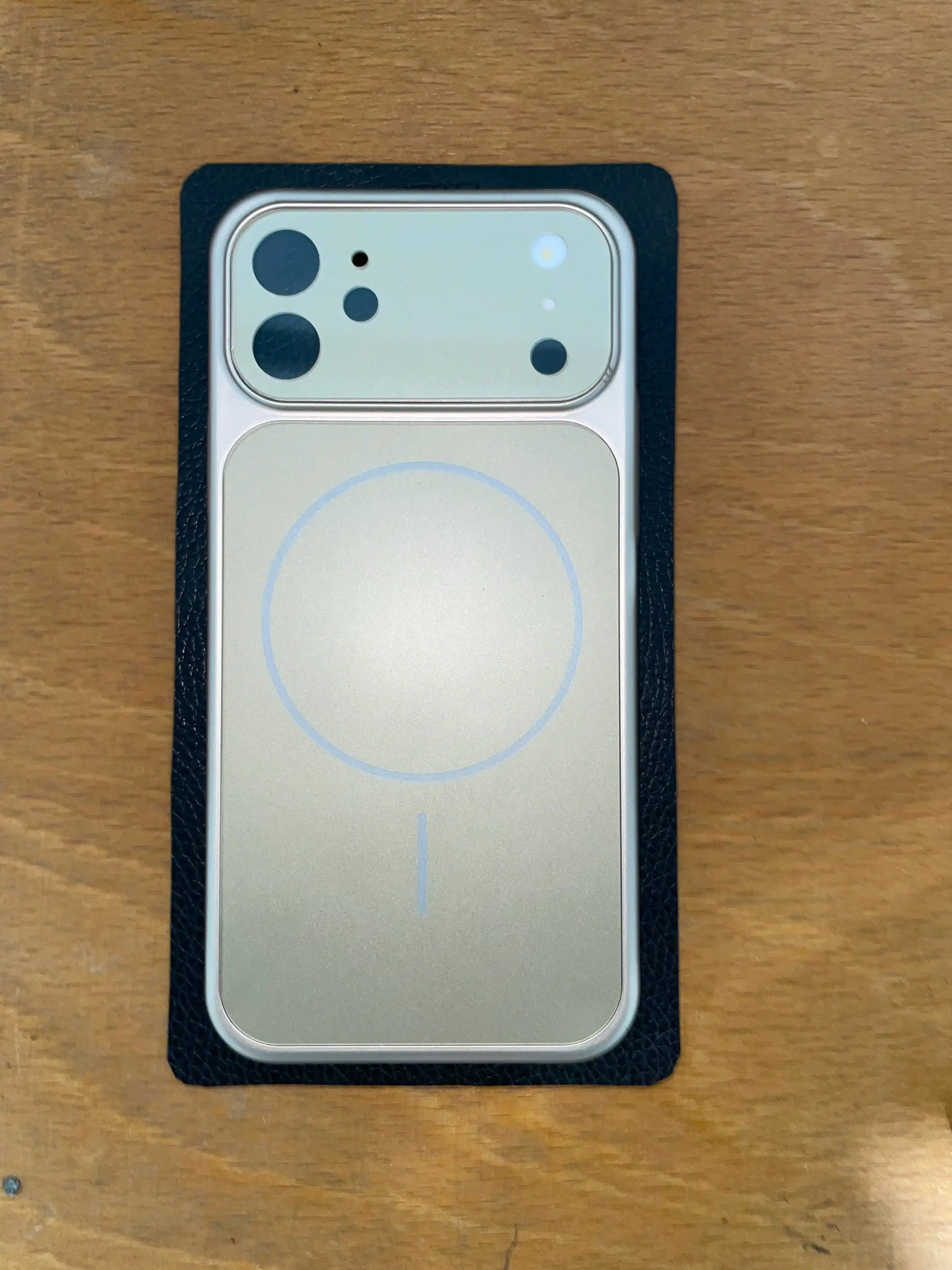 Chexol iPhone 11, 12, 13, 14, 15, 16 Pro / Pro Max uchun - iPhone 17 uslubida