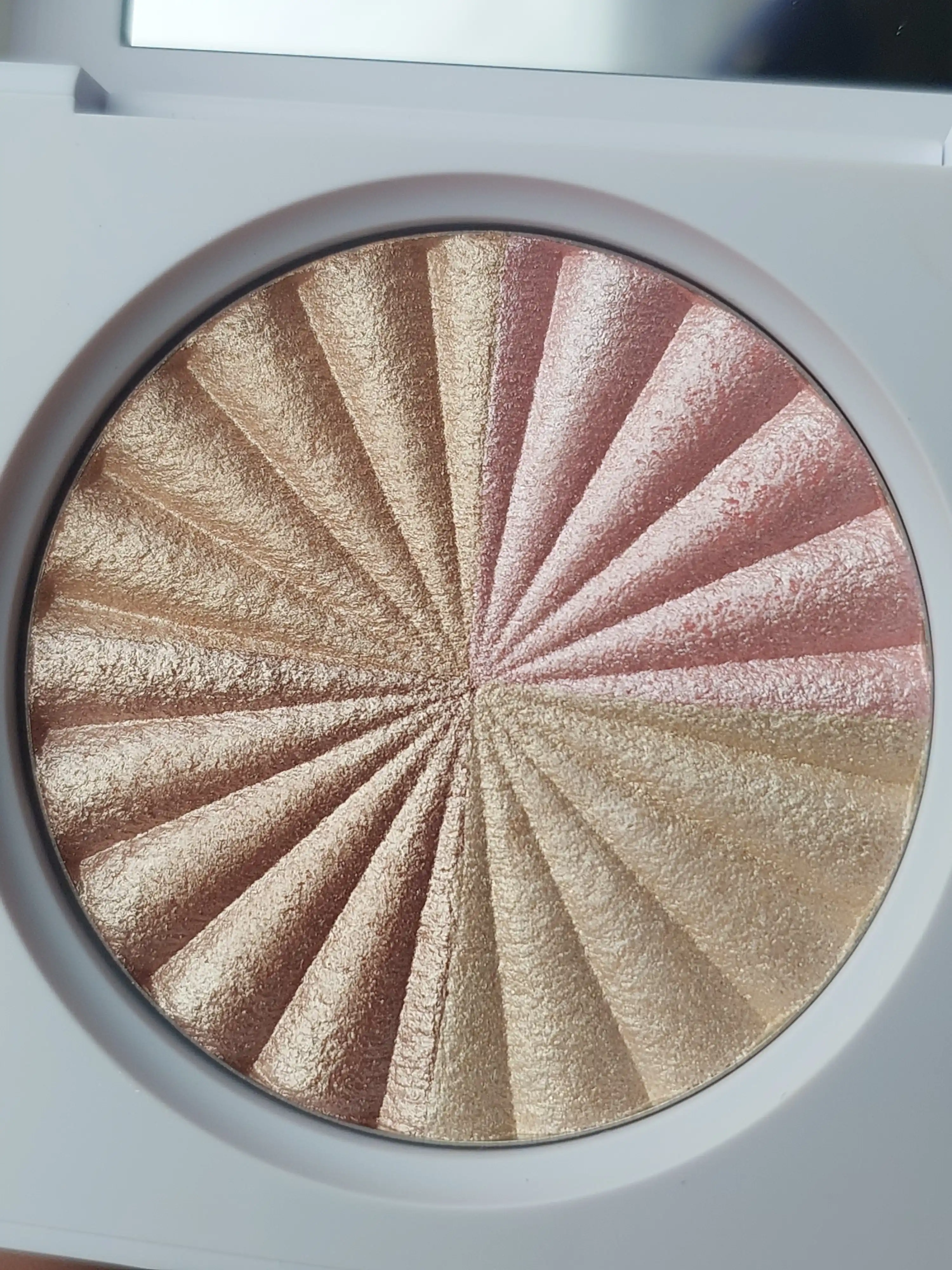 OFRA Highlighter — afsonaviy, ko‘zgudek yaltiraydigan xaylayter