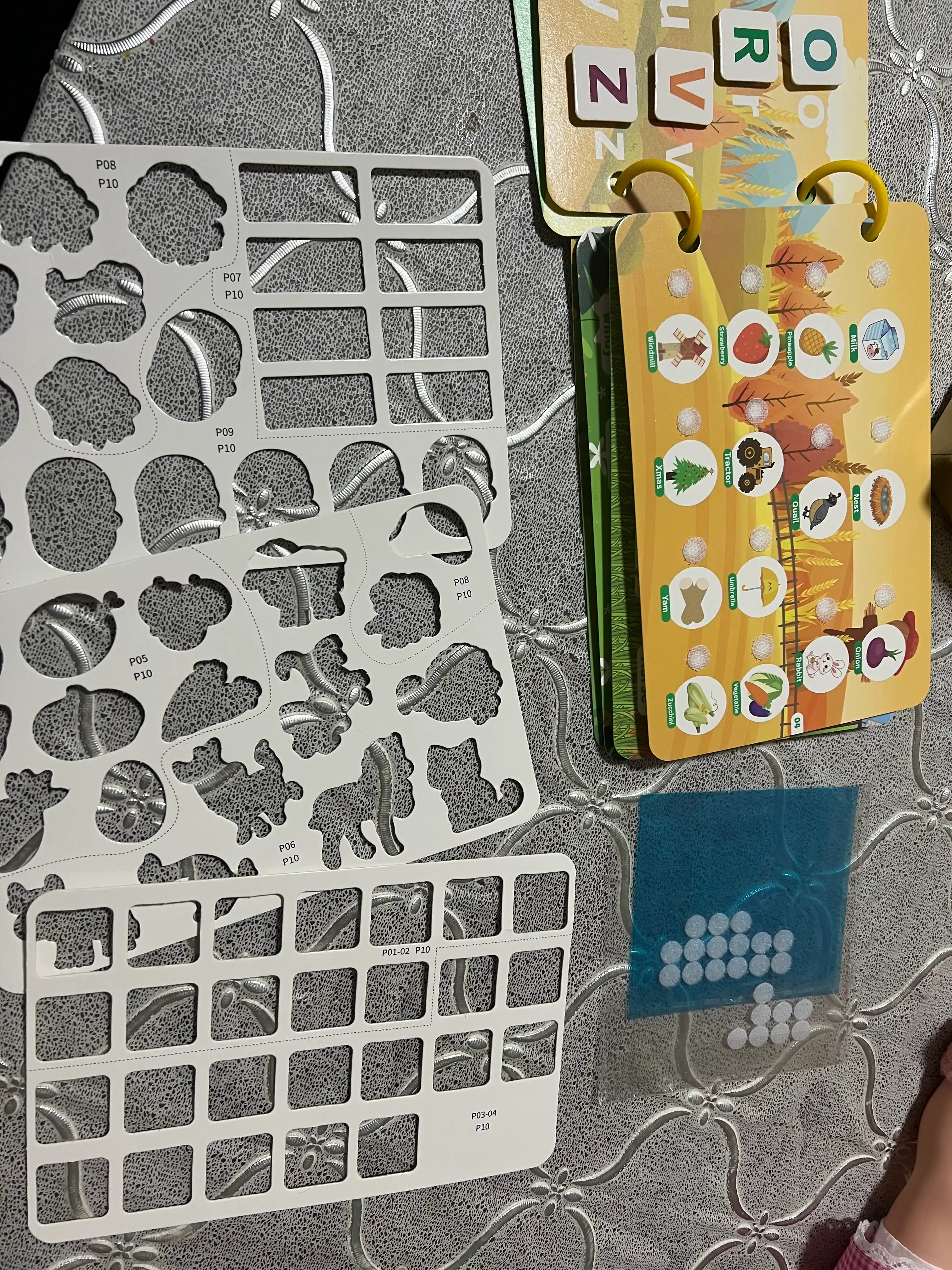 Bolalar uchun o'quv kitobi va alifbosi Busybook, lipuchkali Montessori kitobi