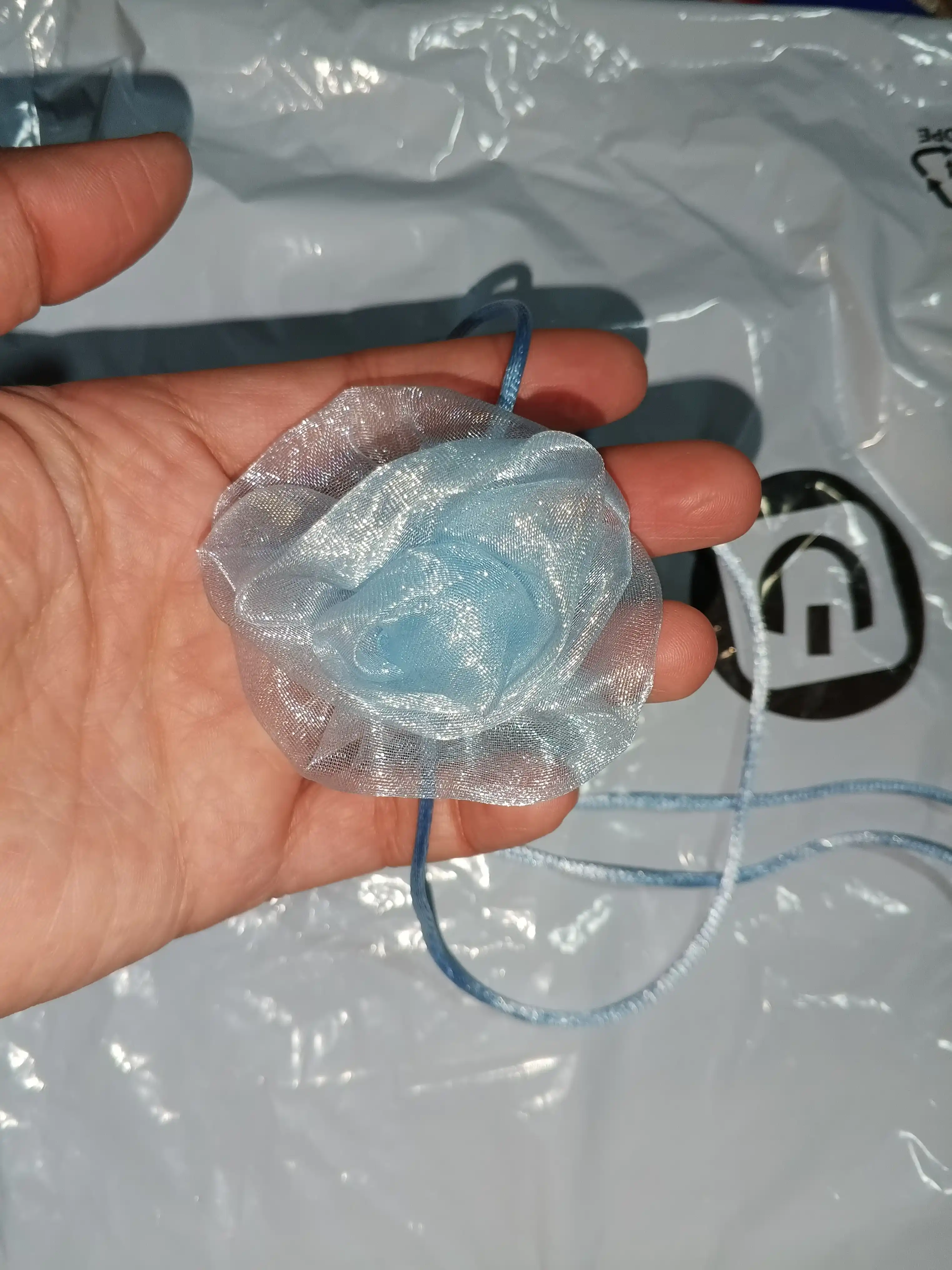 Choker ayollar uchun, bo'yinga taqiladigan taqinchoq