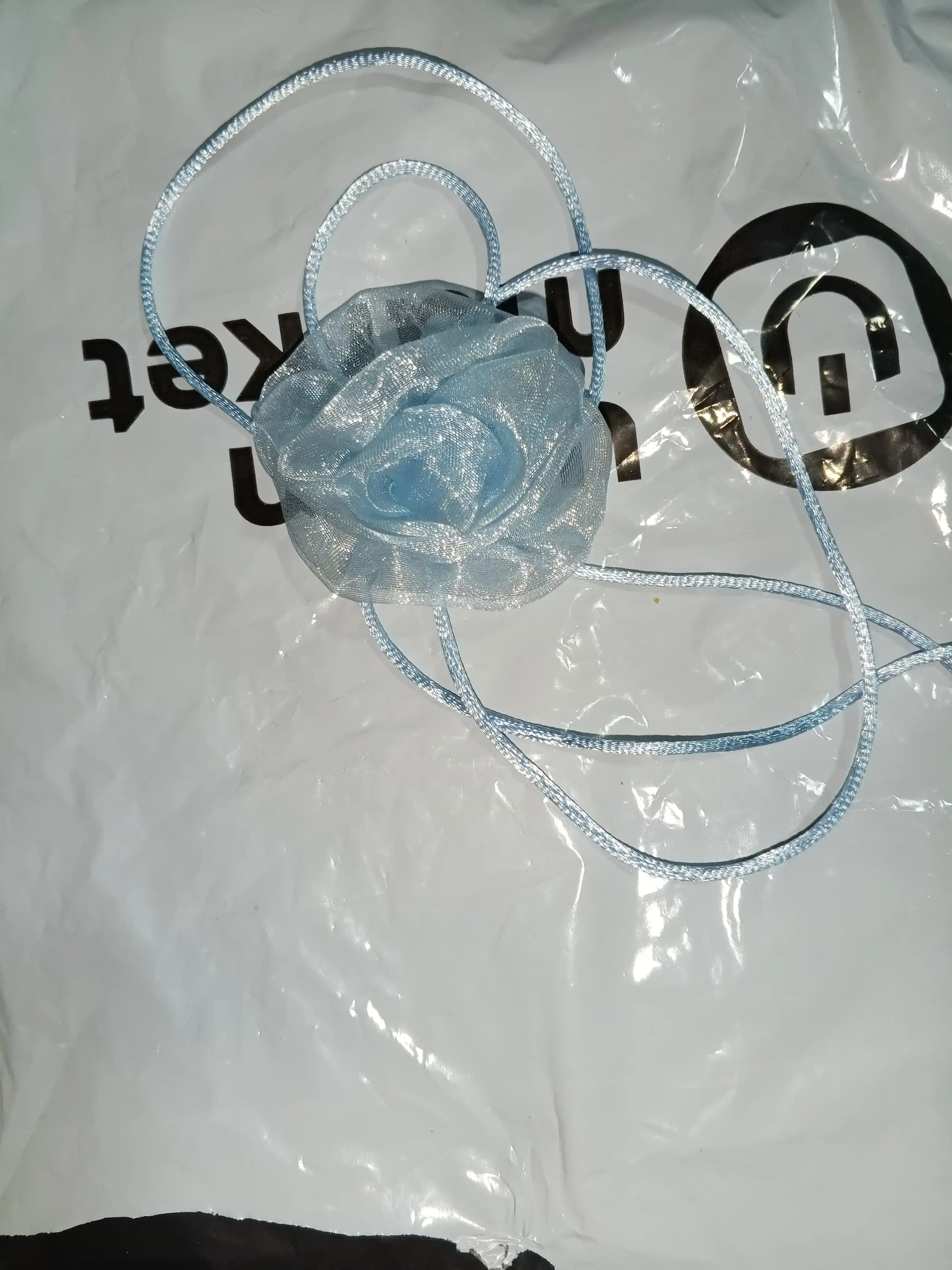 Choker ayollar uchun, bo'yinga taqiladigan taqinchoq