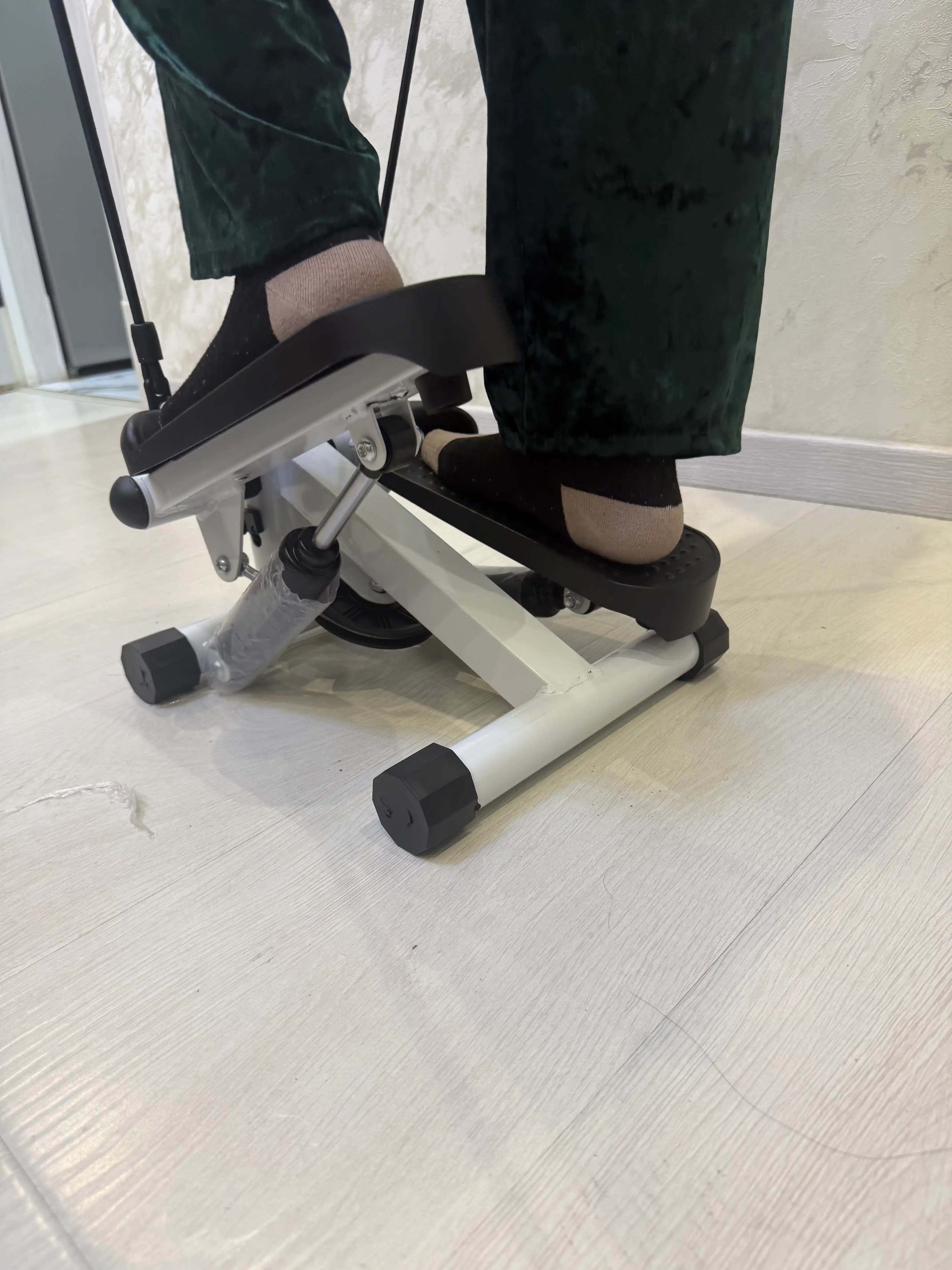 Displey va espanderlarga ega ixcham stepper — uy mashg‘ulotlari uchun KECHITE