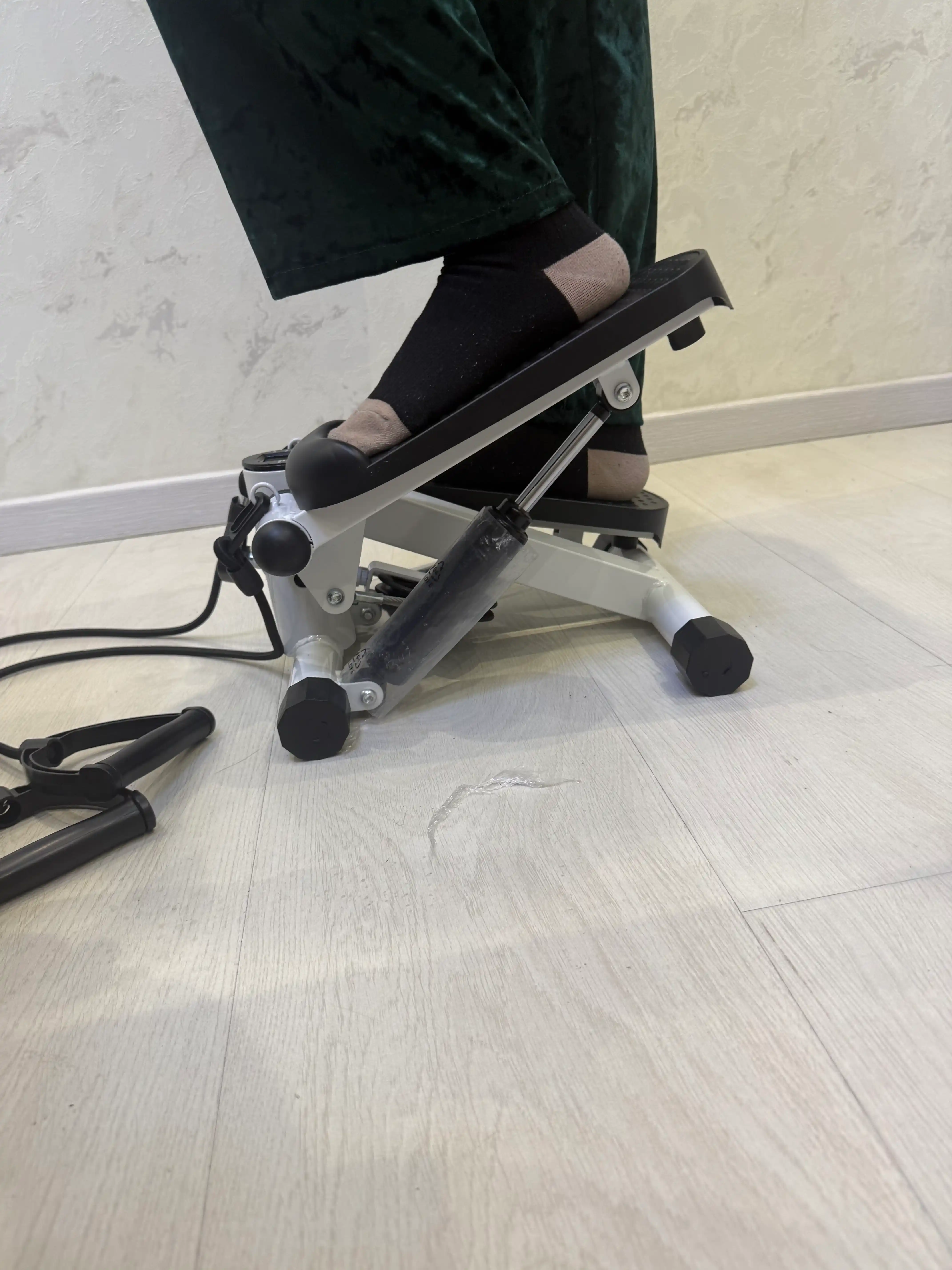 Displey va espanderlarga ega ixcham stepper — uy mashg‘ulotlari uchun KECHITE