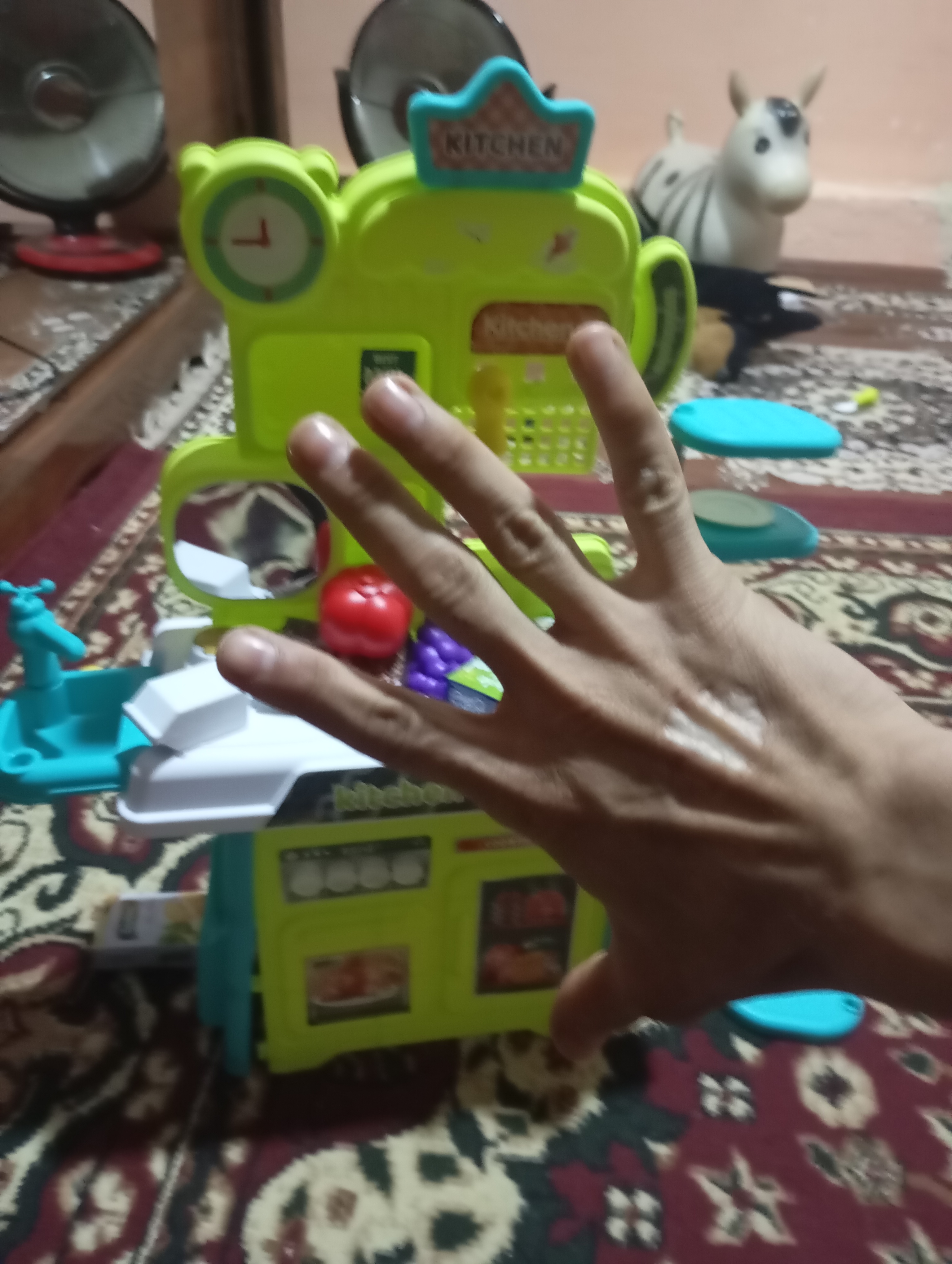 Bolalar oshxonasi, bug', ovoz, yorug'lik va suv bilan, bolalar uchun anjomlar to'plami