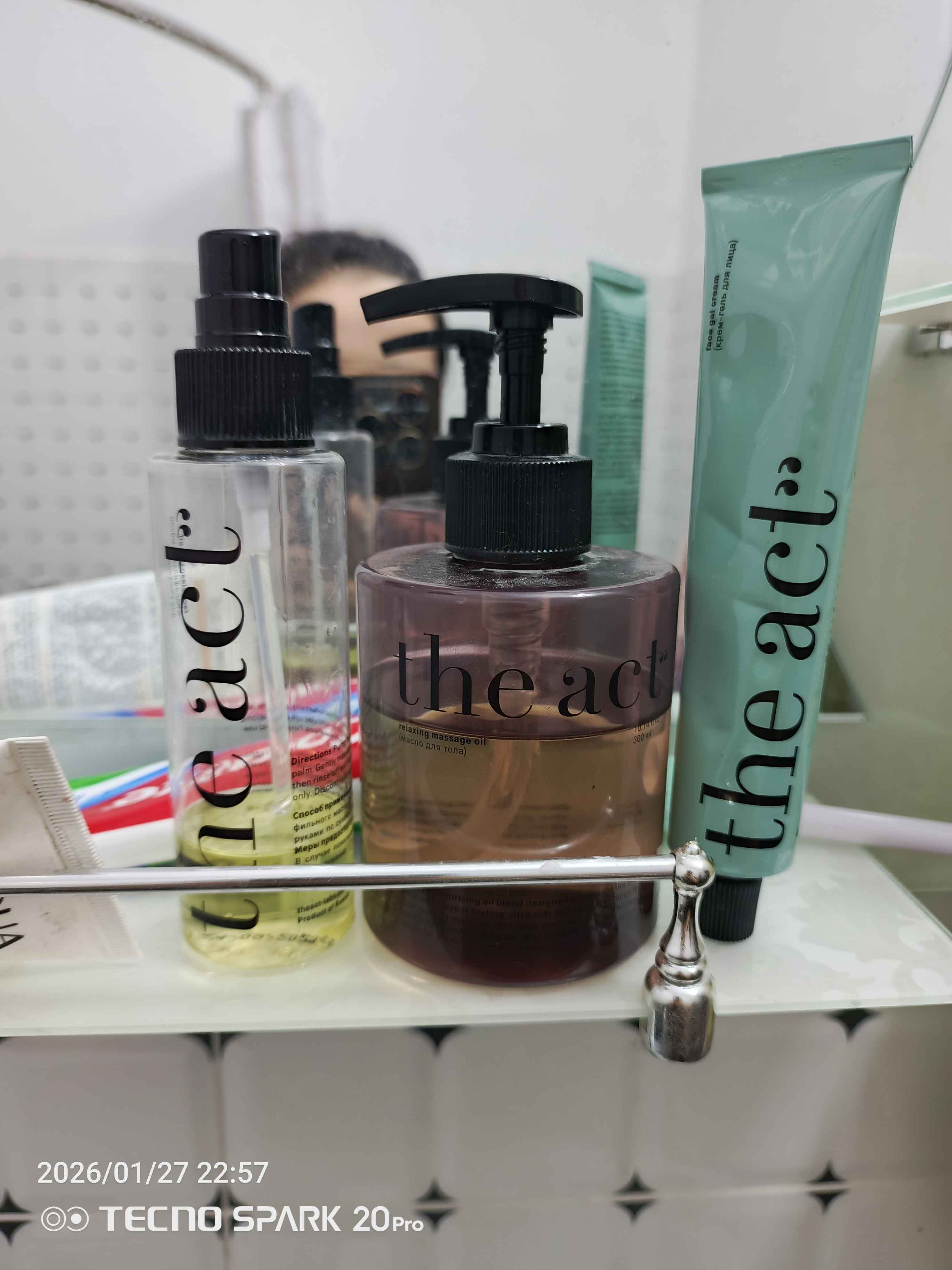 The Act yuz uchun krem-gel, namlantiruvchi, gialuron kislotasi bilan, 65 ml
