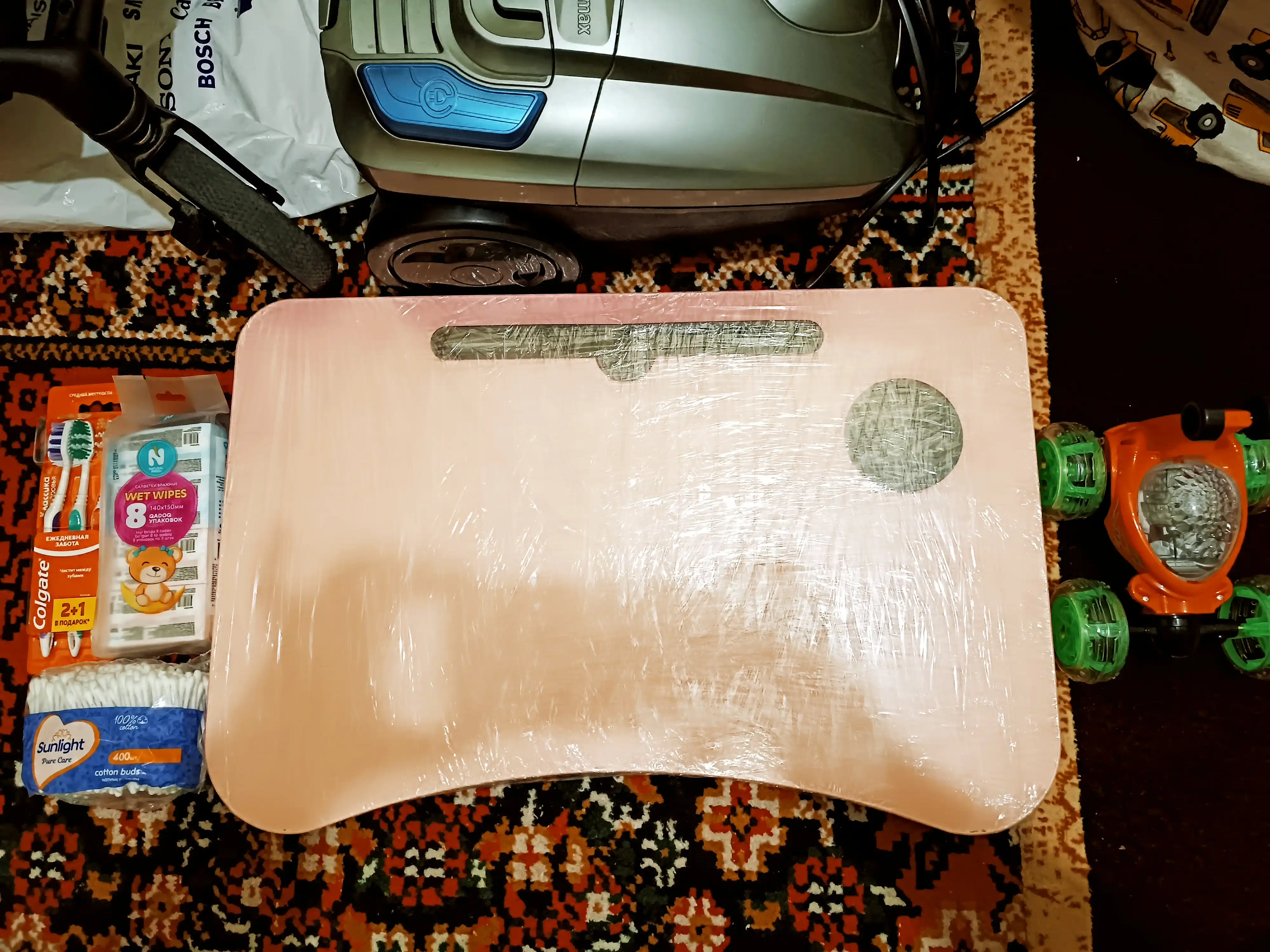 Ko'chma yig'iladigan stol parta, noutbuk, planshet, telefon, dars uchun