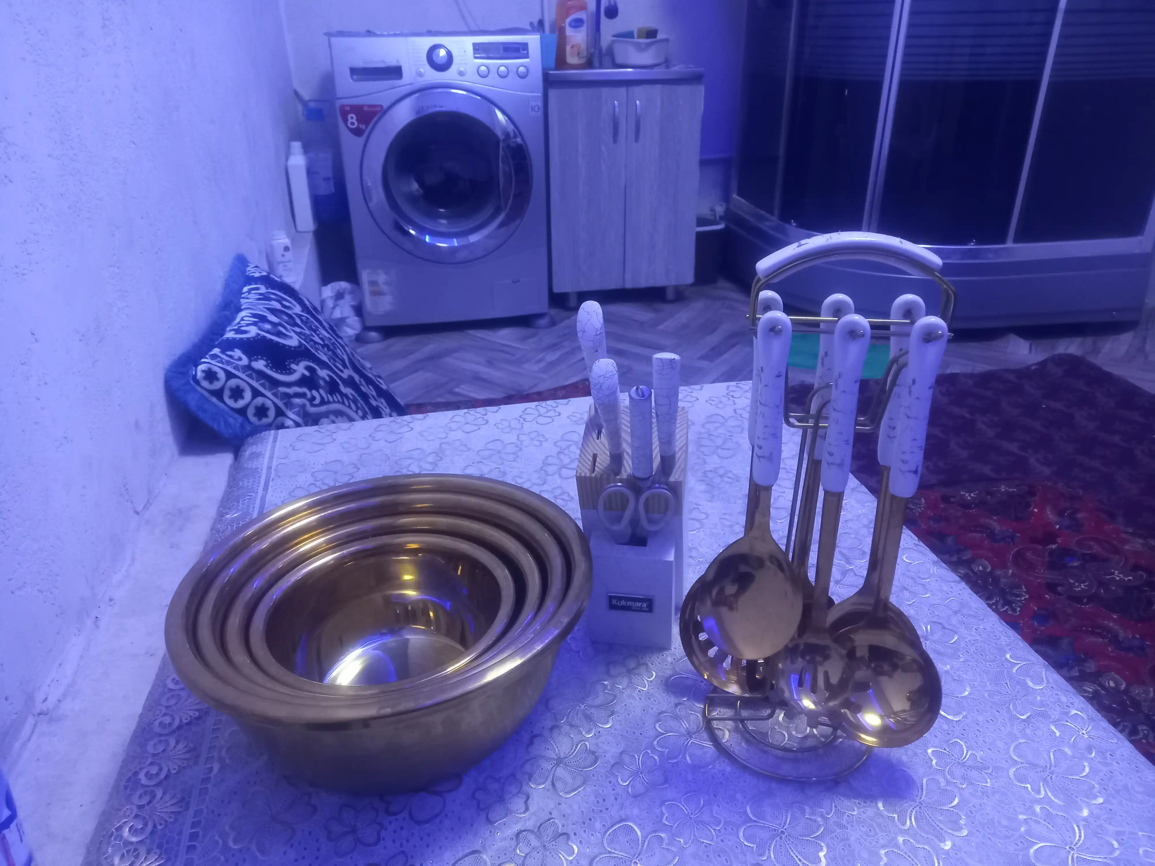 Cook More oshxona pichoqlari to'plami. yog'och stendli 8 qismli