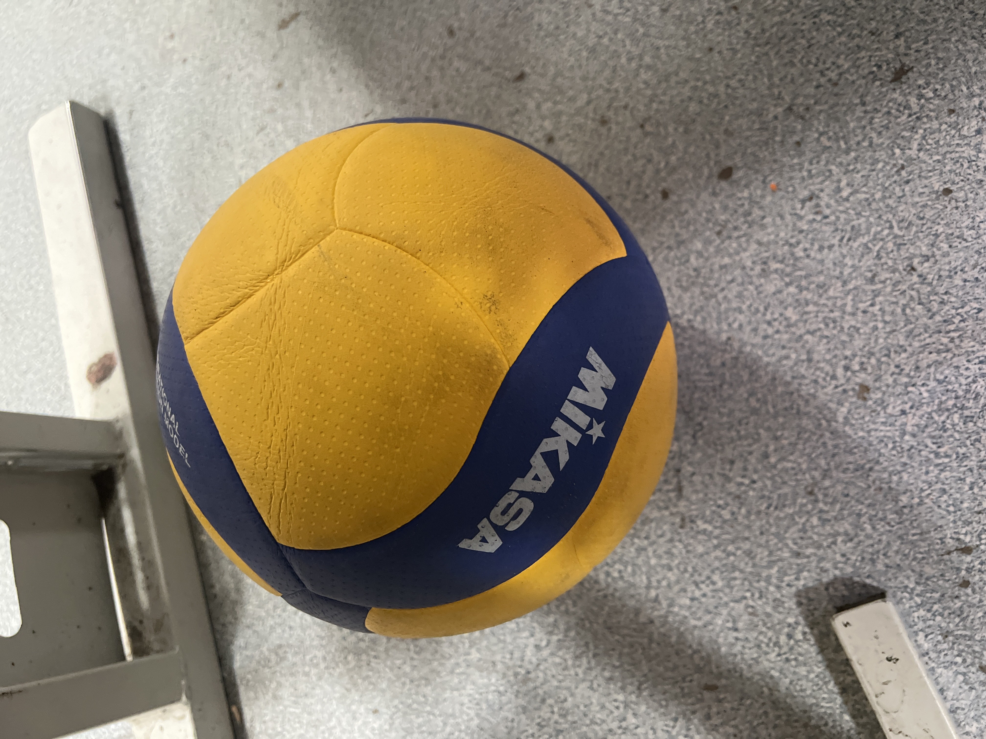 Voleybol topi MIKASA v200w