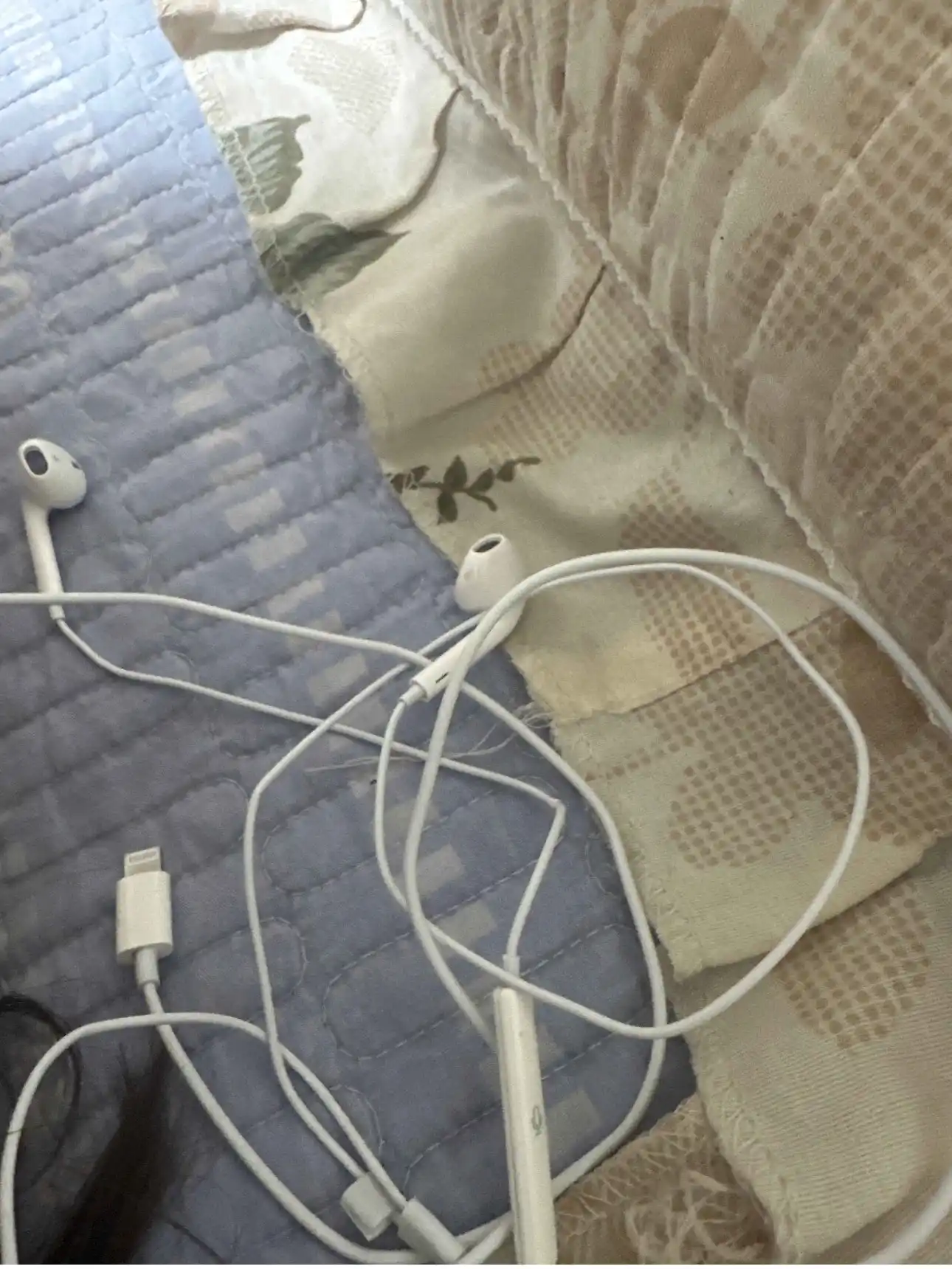 Simli quloqchinlar iPhone uchun Lightning kabeli, Bluetooth bilan