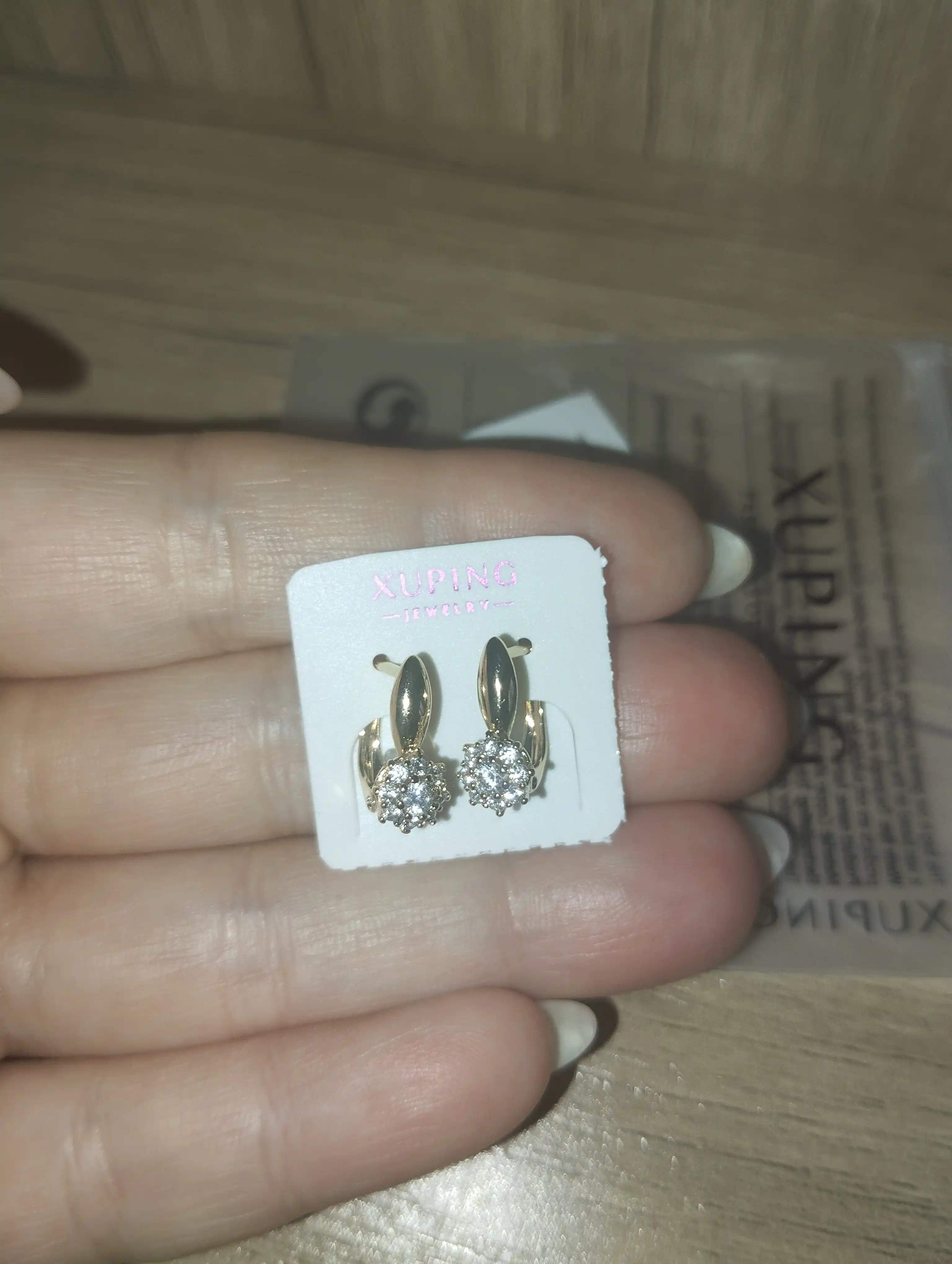 Xuping Jewelry brendining zamonaviy va nafis ziraklari