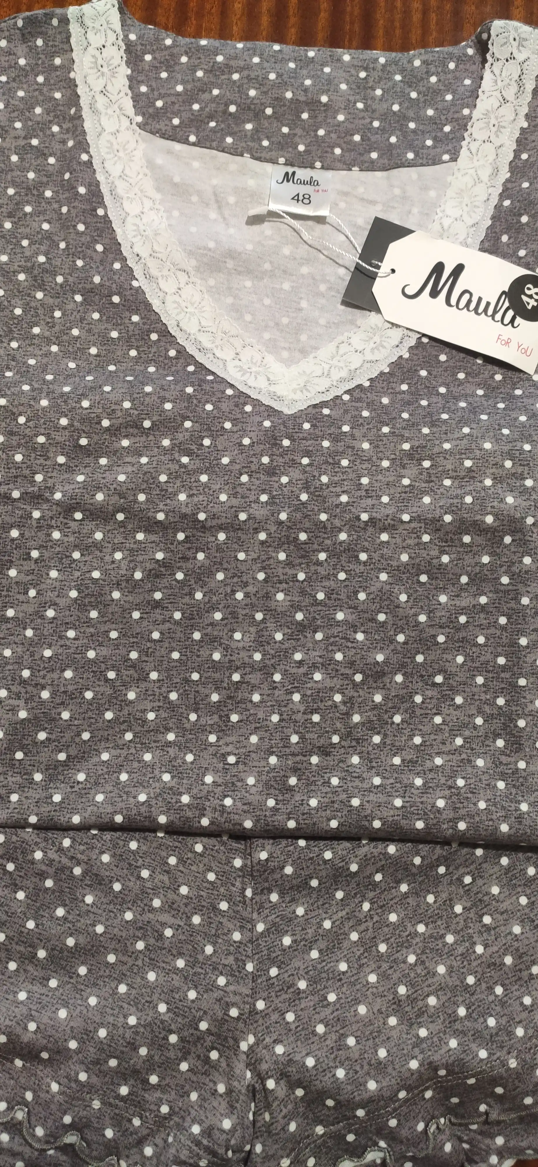 Pijama shortik bilan, Maula