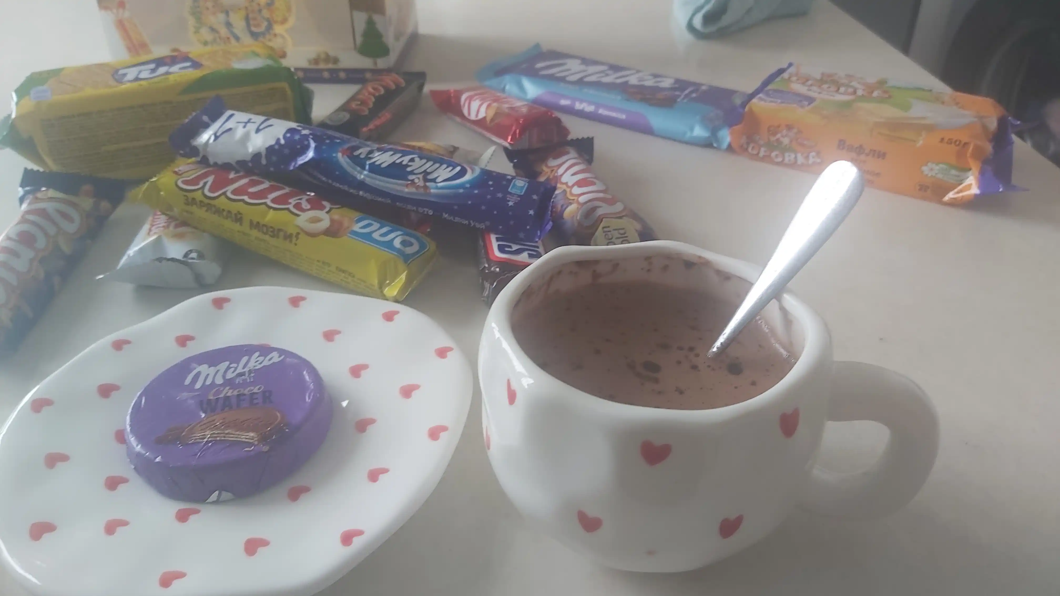 Chashka va likopcha to‘plami yurakchali choy ichish jildi