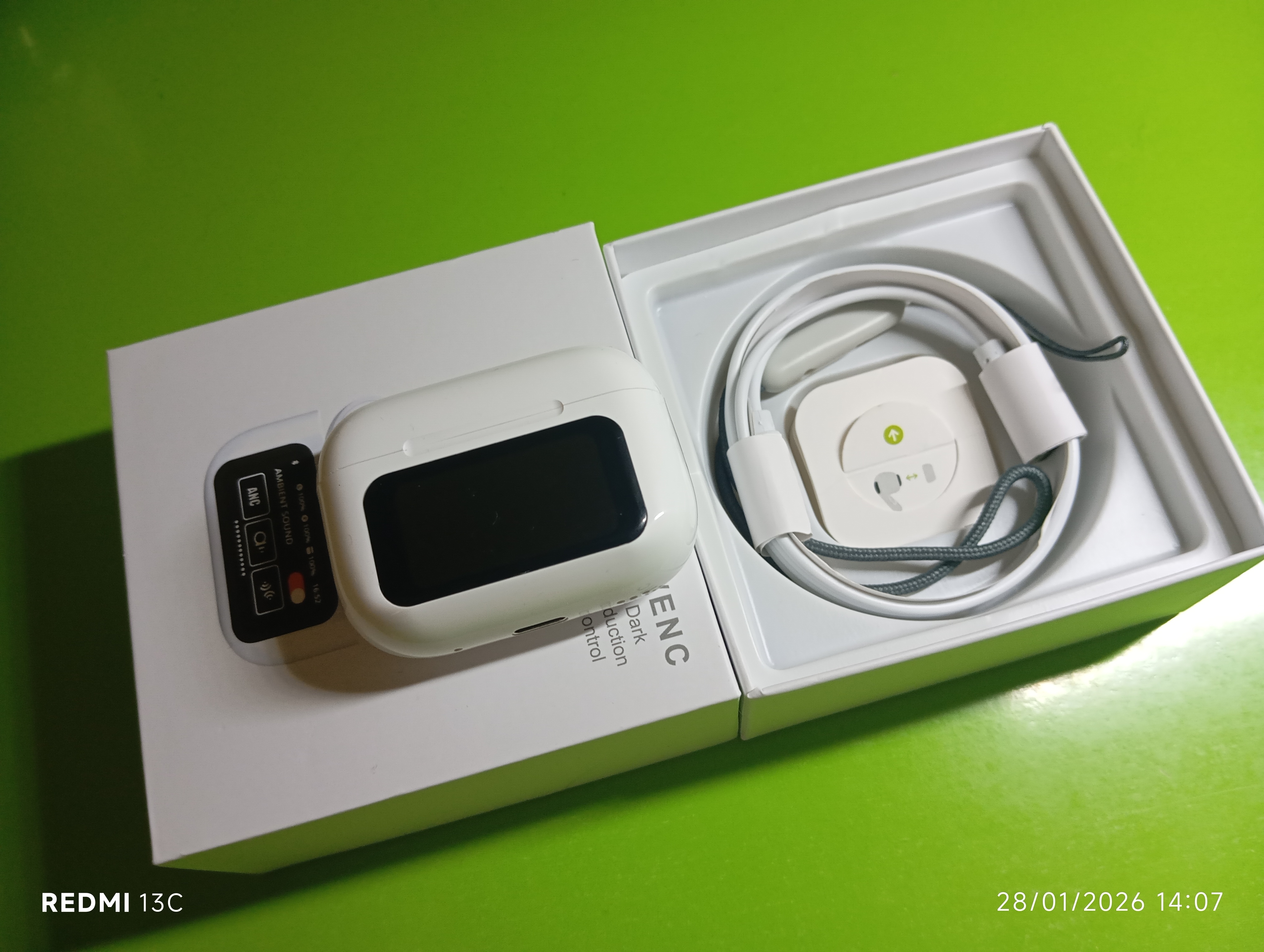 Pods 3 ScreenPods: беспроводные наушники с дисплеем для iPhone и Android