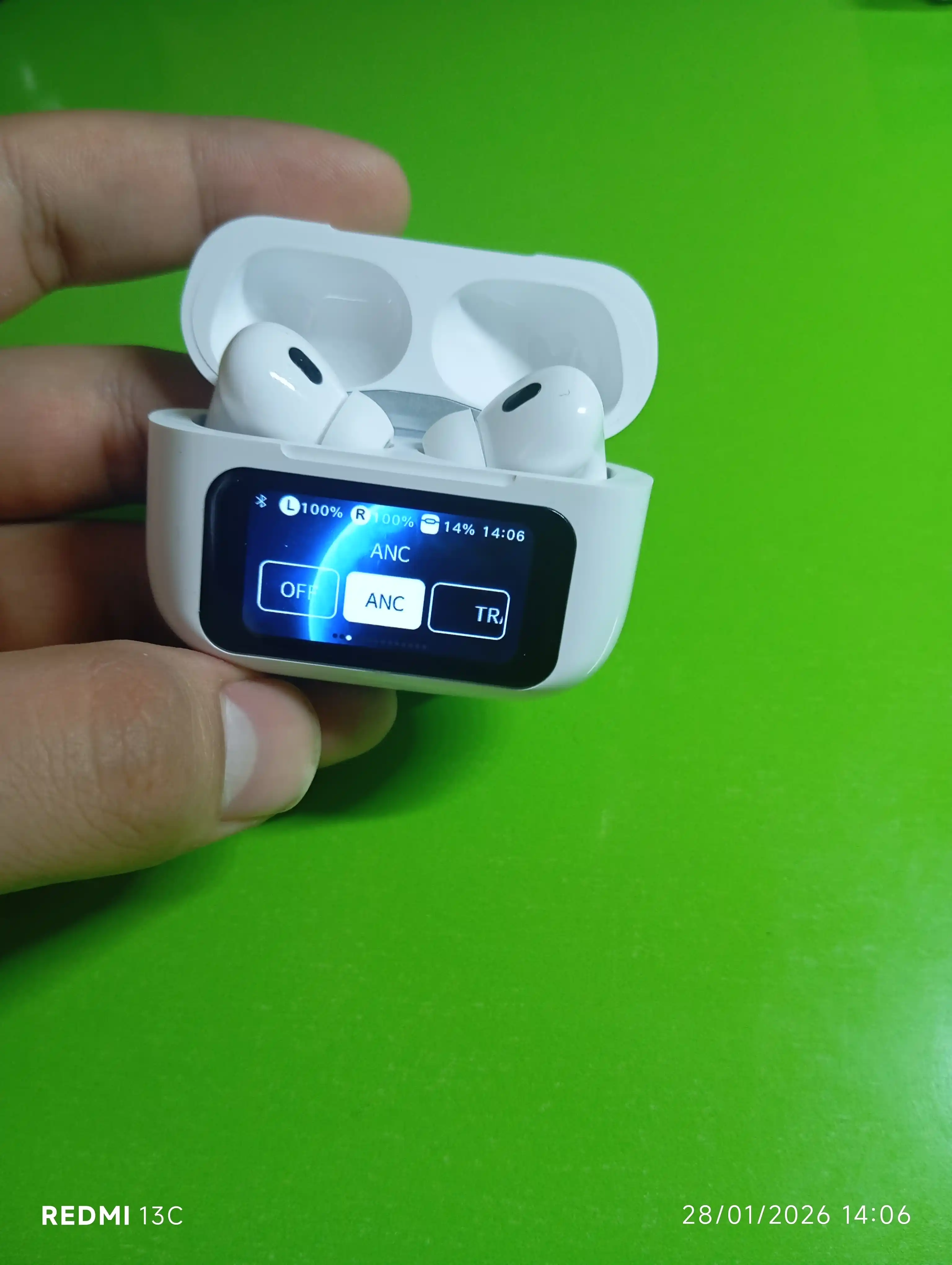 Pods 3 ScreenPods: беспроводные наушники с дисплеем для iPhone и Android