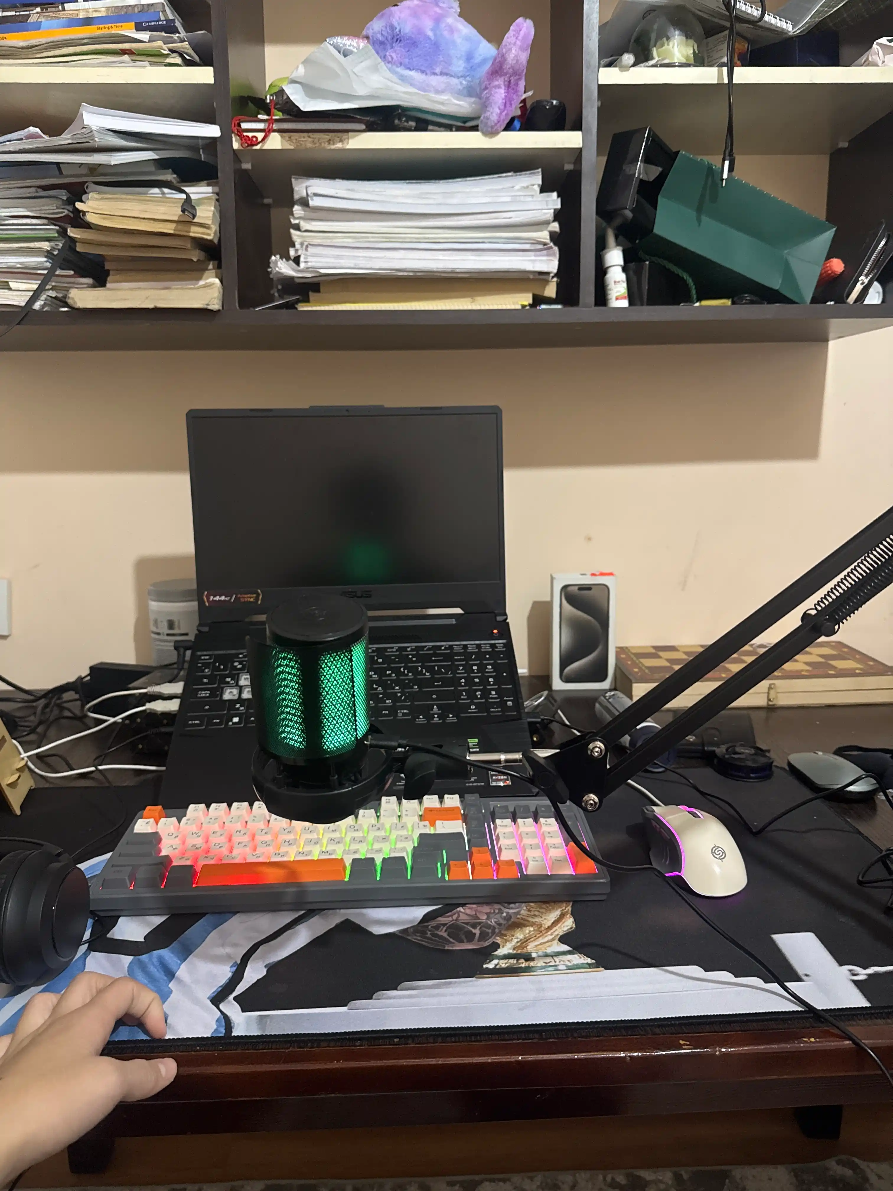 Микрофон конденсаторный игровой с подсветкой RGB с кронштейном, с поп-фильтром для стримов
