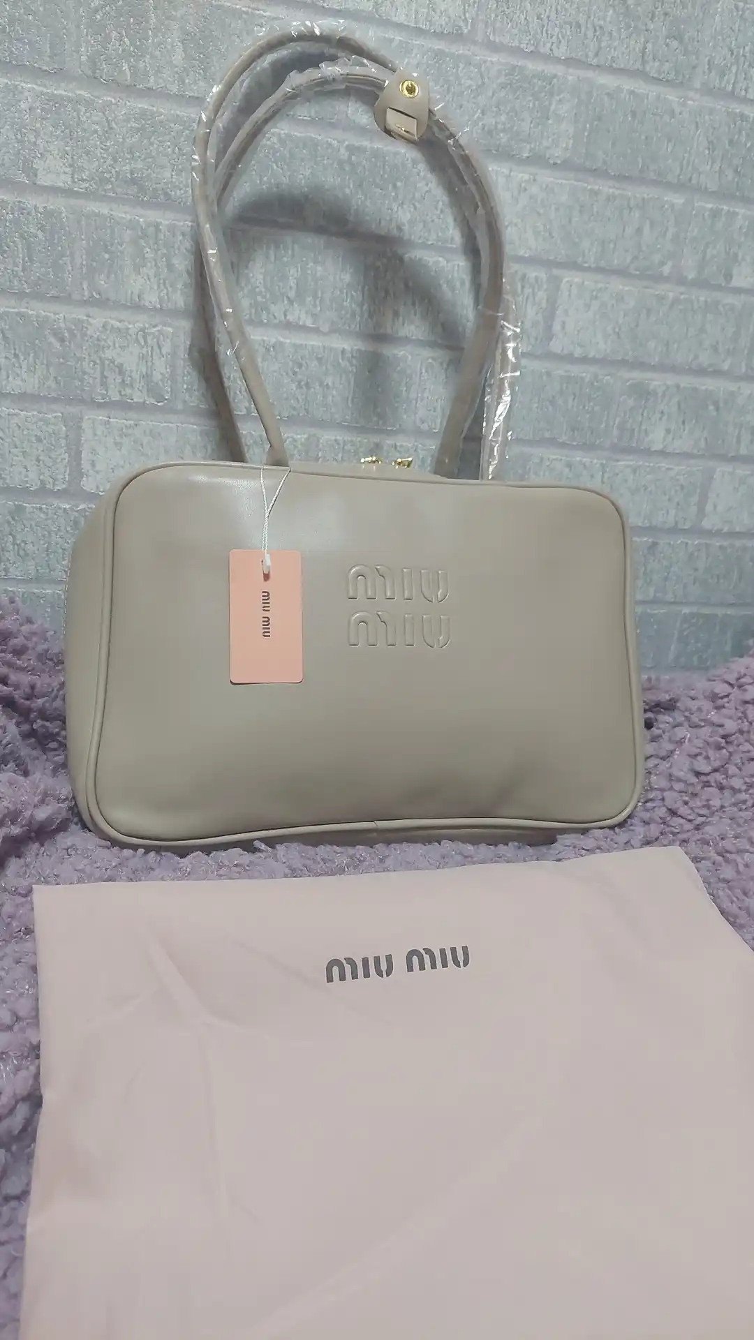 Сумка MIU MIU в современном дизайне для женщин, идеально подходит для учебного сезона
