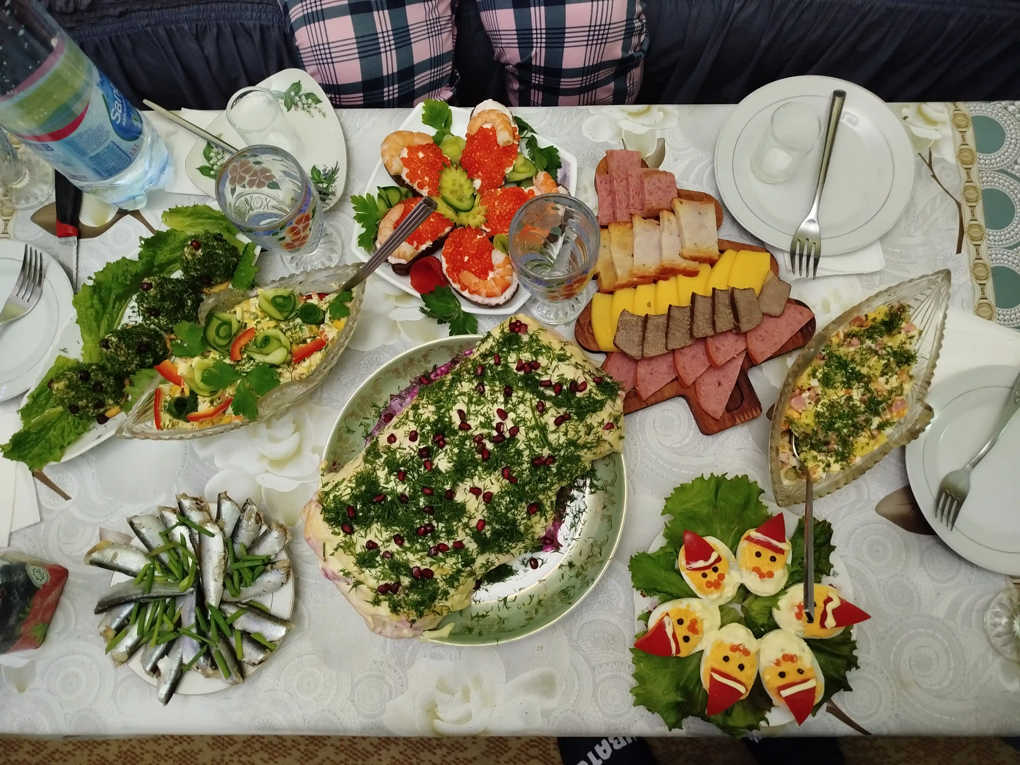 Gazak va yong‘oqlar uchun yog‘och serviz tarelkasi, yangi yil dizayni