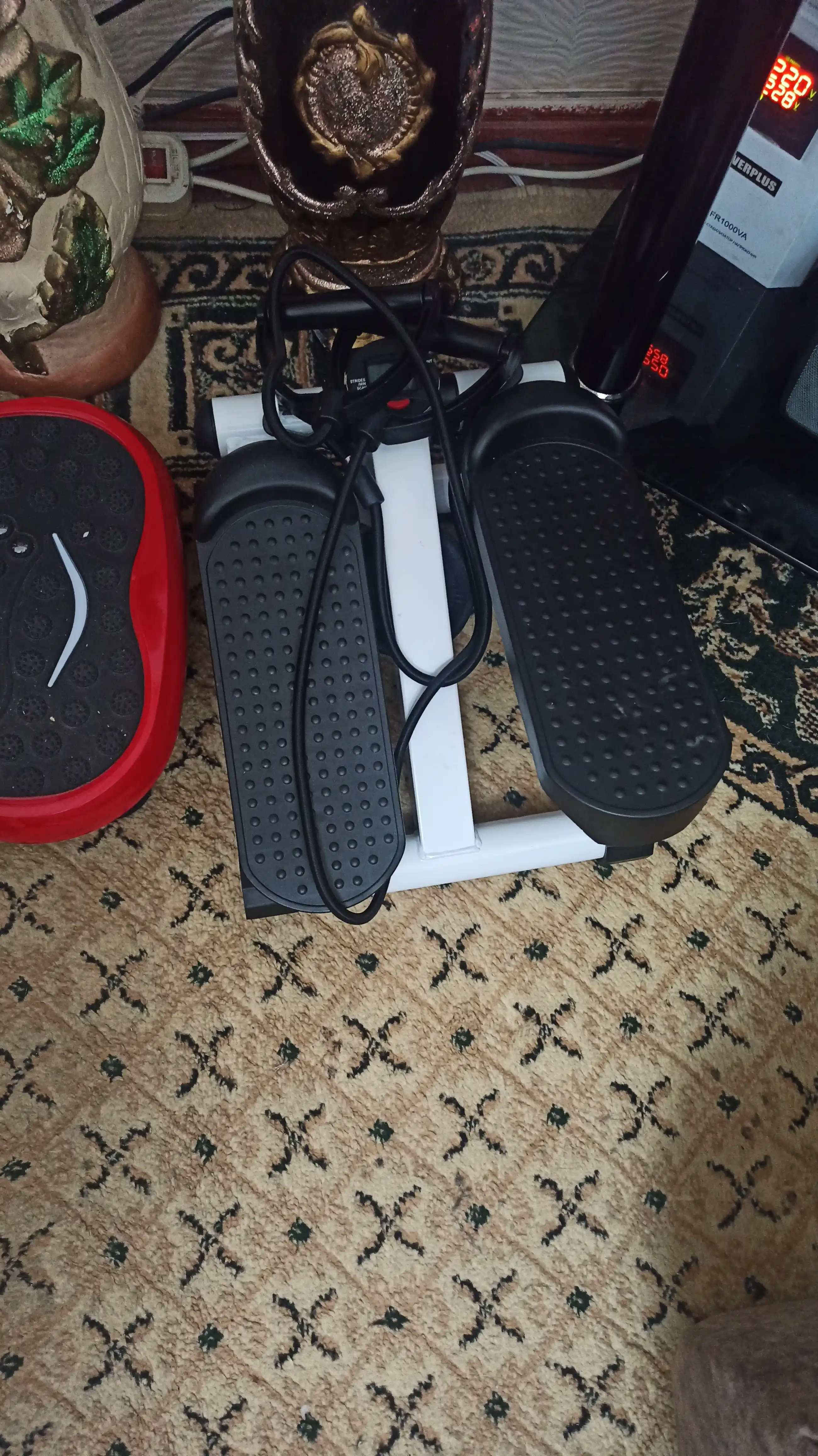 Displey va espanderlarga ega ixcham stepper — uy mashg‘ulotlari uchun KECHITE