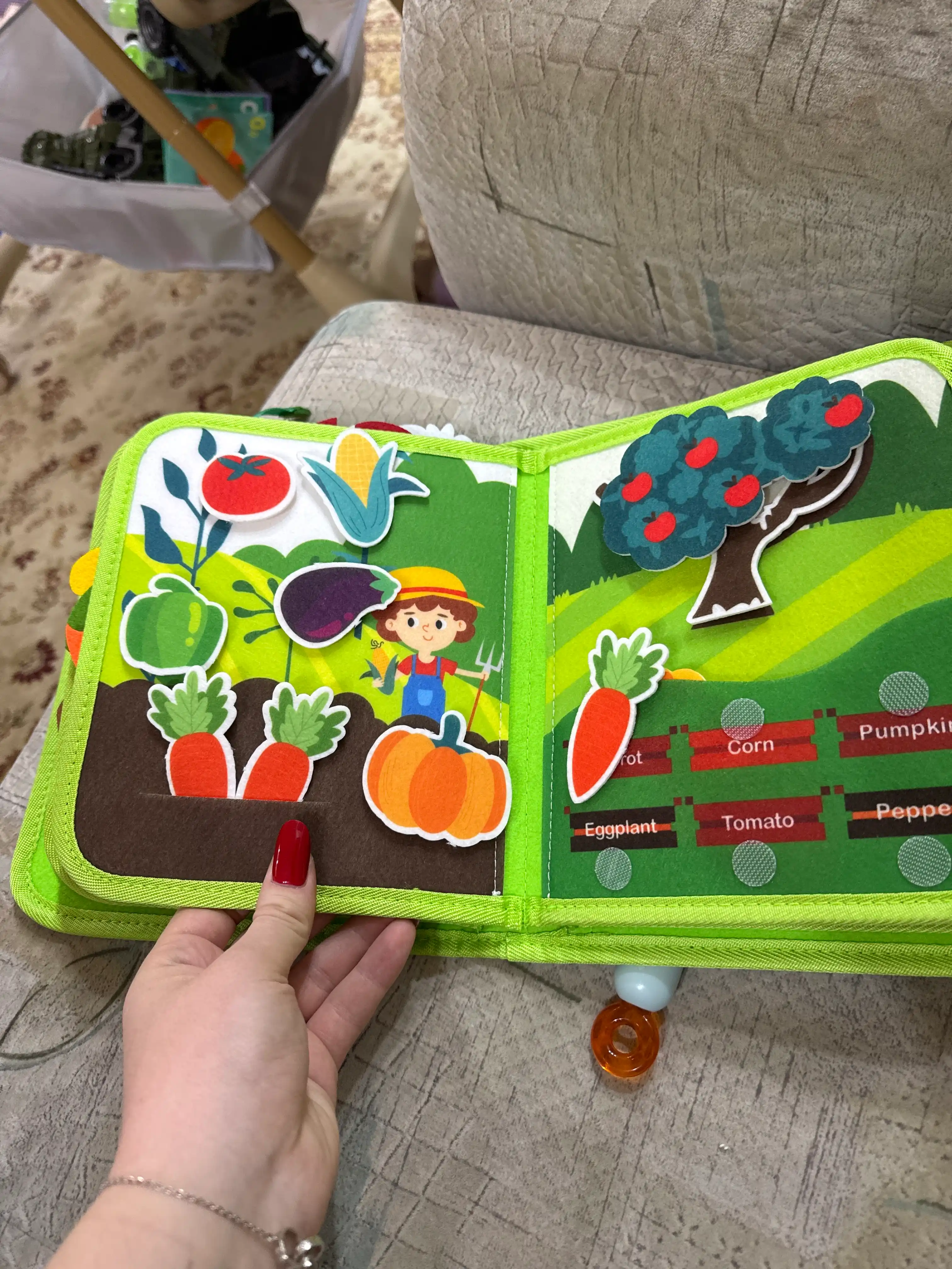 Fetrdan tayyorlangan bizibord kitobchasi, rivojlantiruvchi o‘yinchoq