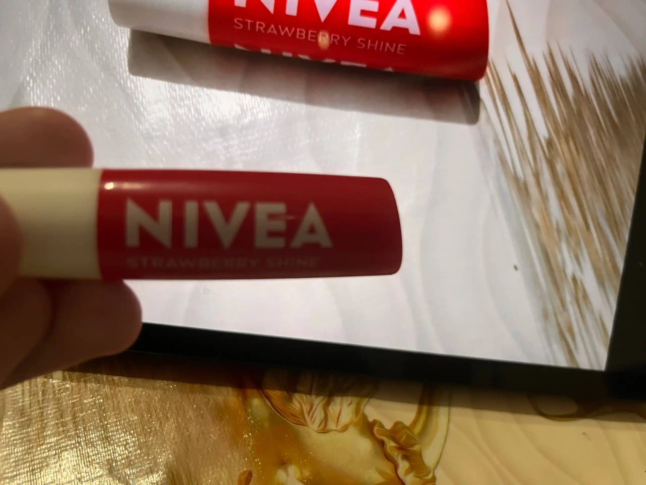 NIVEA lablar uchun balzam, qulupnay porlashi, 4.8 gr