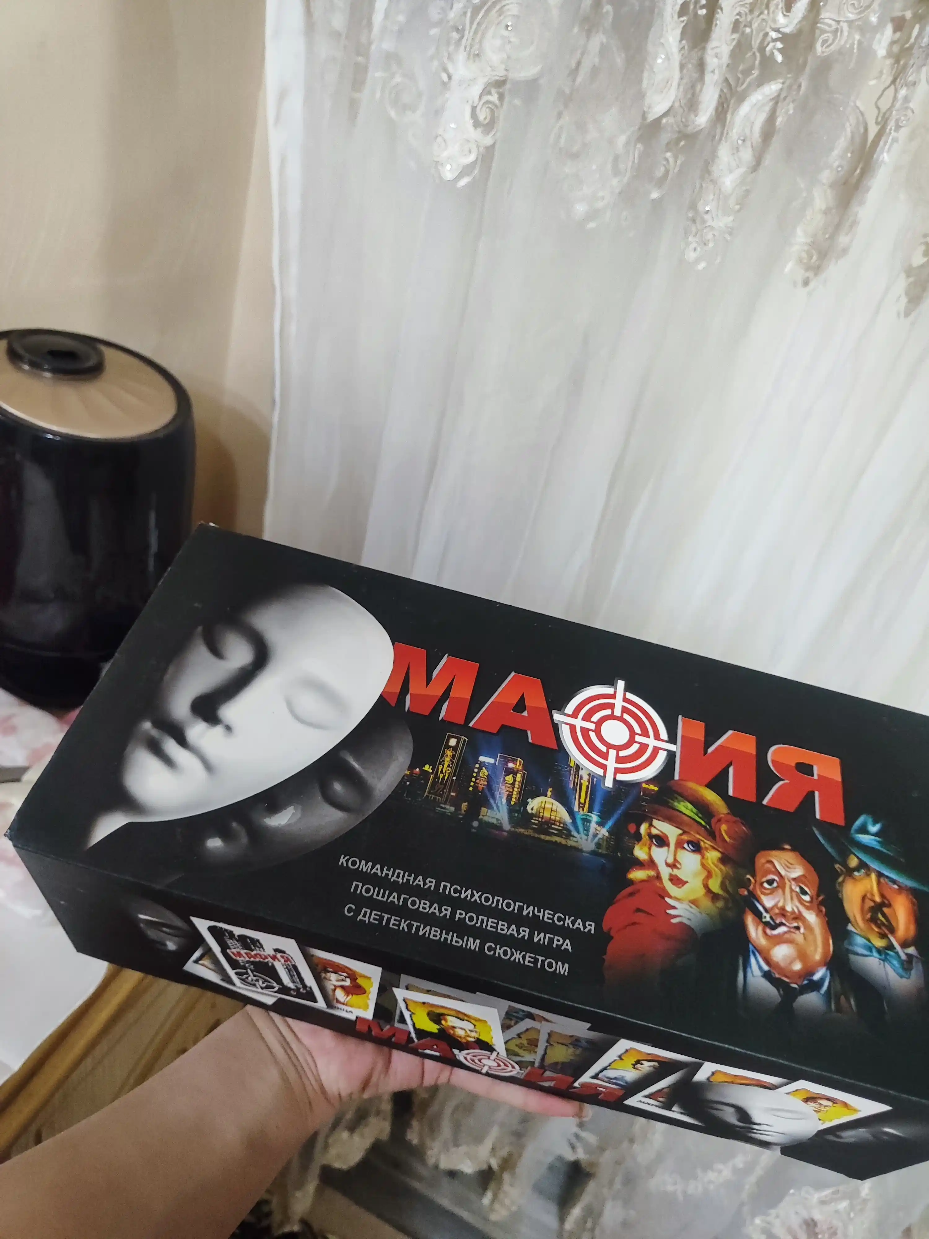 Mafia o'yini, niqoblar bilan, do'stlar bilan dam olish va o'ynash uchun
