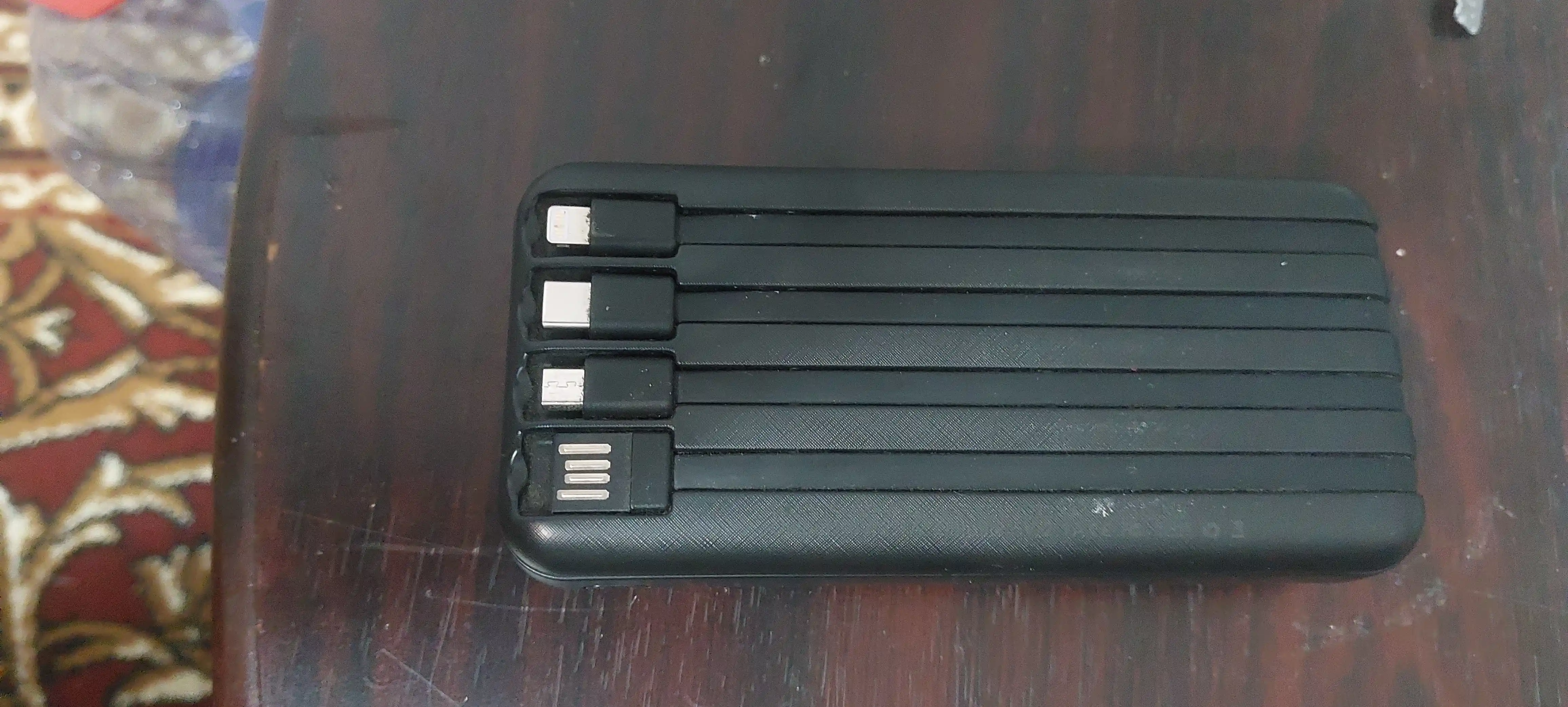 Simsiz zaryadlovchi power bank, zamonaviy dizayn, 4 ta kabel bilan