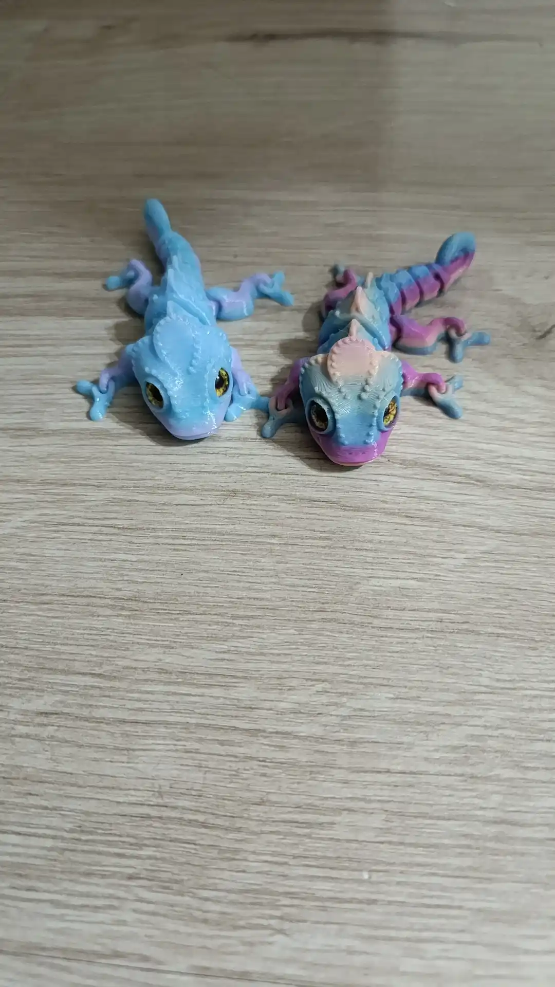 3D harakatlanuvchi xameleon figurasi