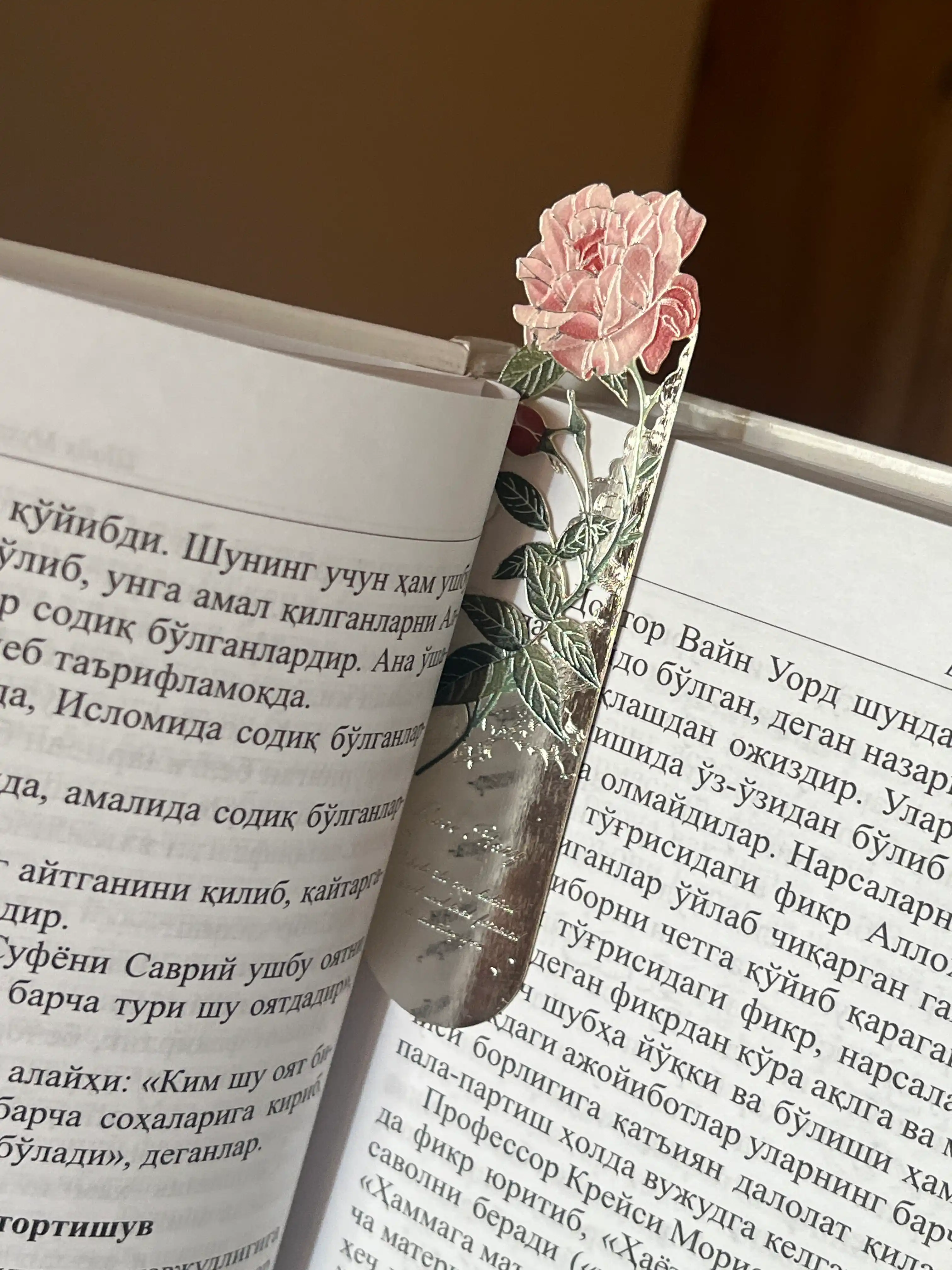 Metall kitob xatcho‘pi — o‘qish uchun nafis aksessuar