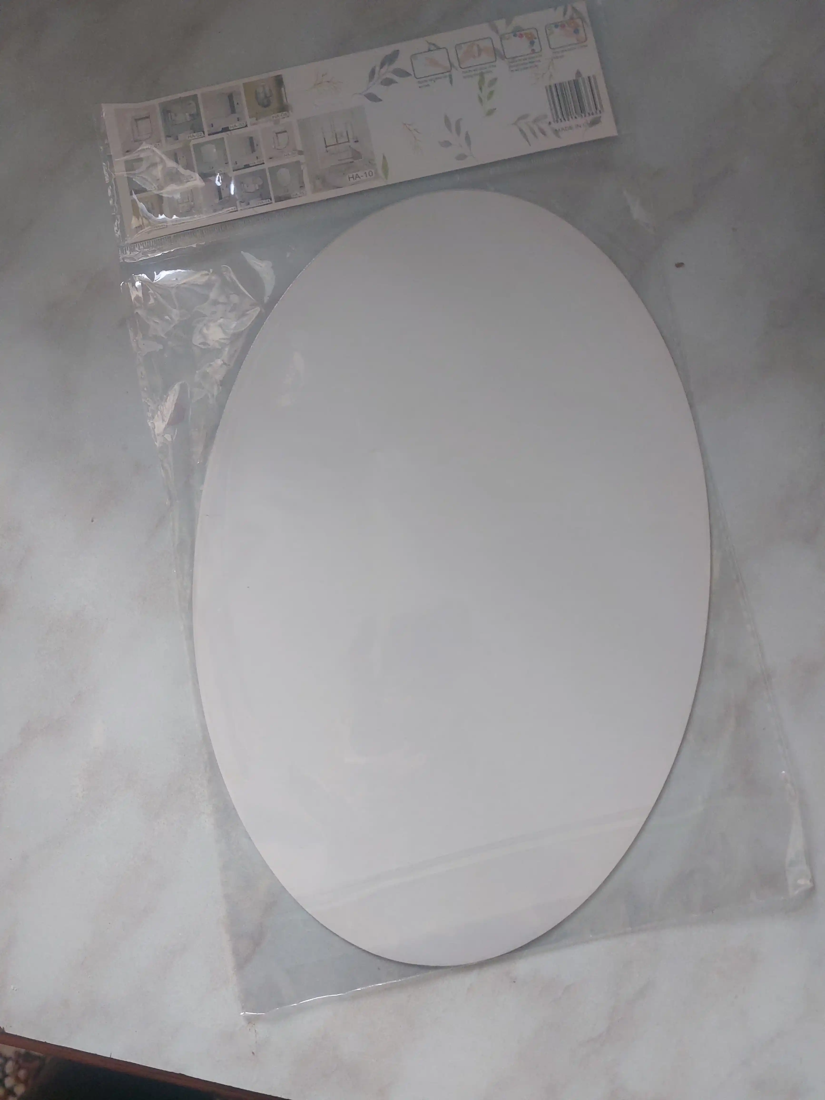 Devorga yopishtirish mumkin bo‘lgan plastik ko‘zgu, interyer