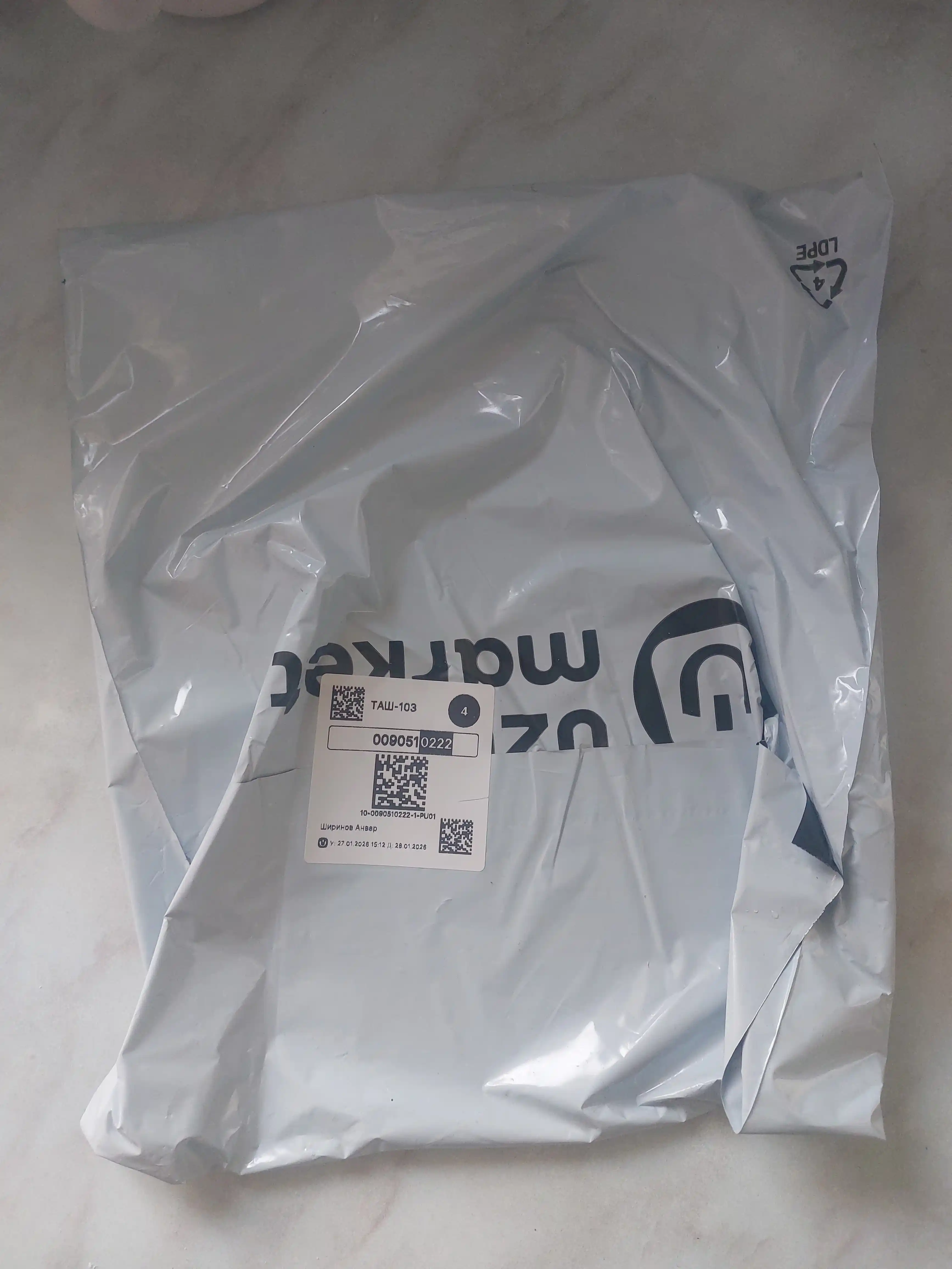 Devorga yopishtirish mumkin bo‘lgan plastik ko‘zgu, interyer
