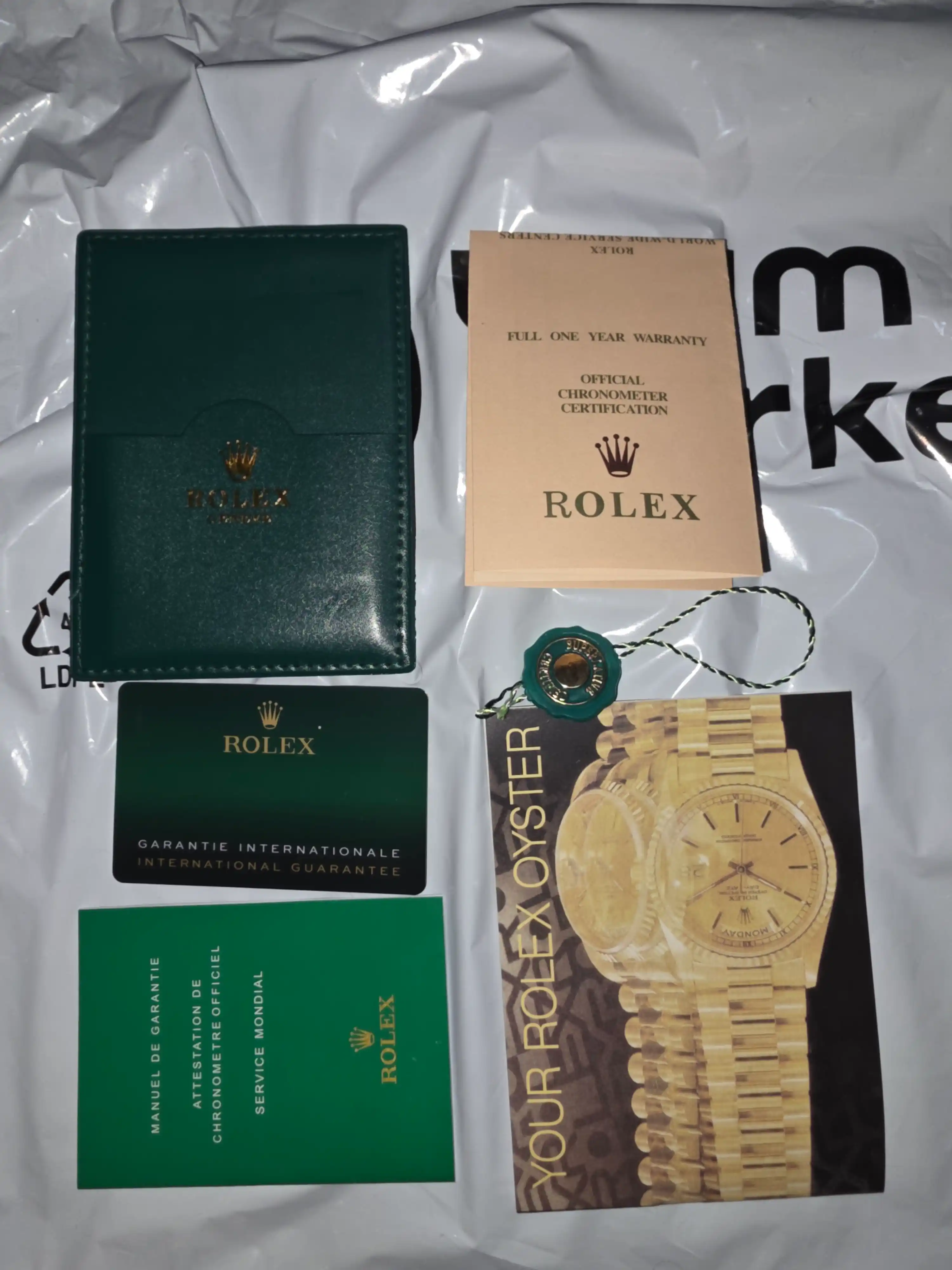 Erkaklar qo'l soati, sovg'a qutisi va hujjatlari bilan