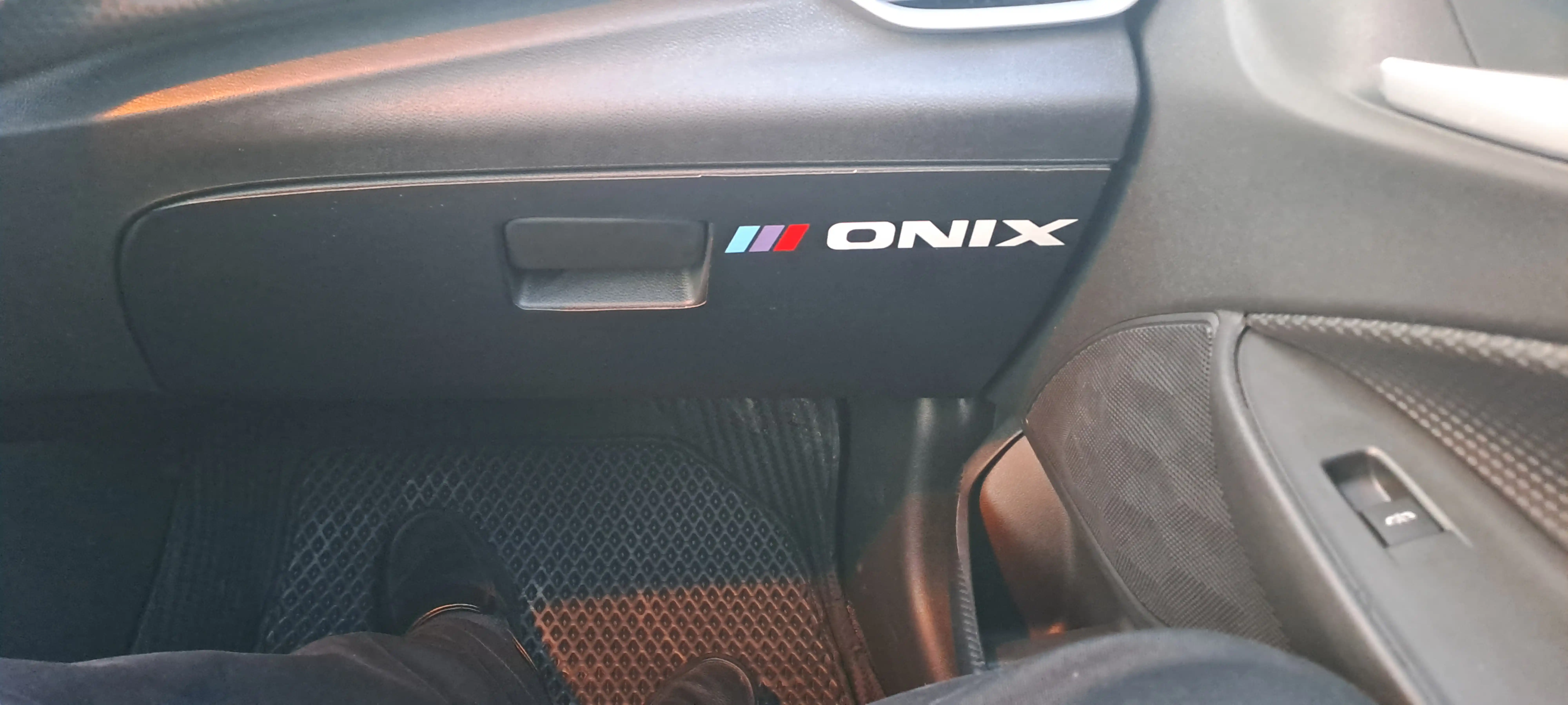 ONIX avtomobili uchun 4 ta eshikga, karbonli, o‘zi yopishadigan