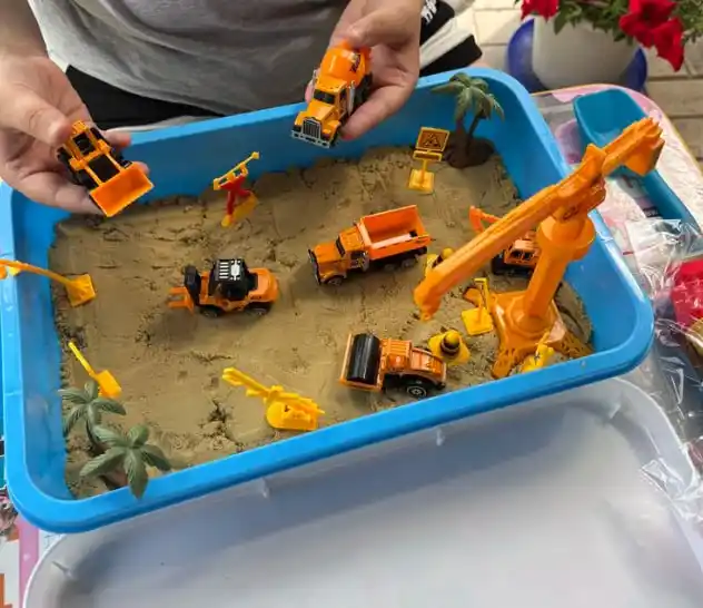 Kinetik qum va qum qutisi bilan, plastilin, bolalar uchun o'yinchoq