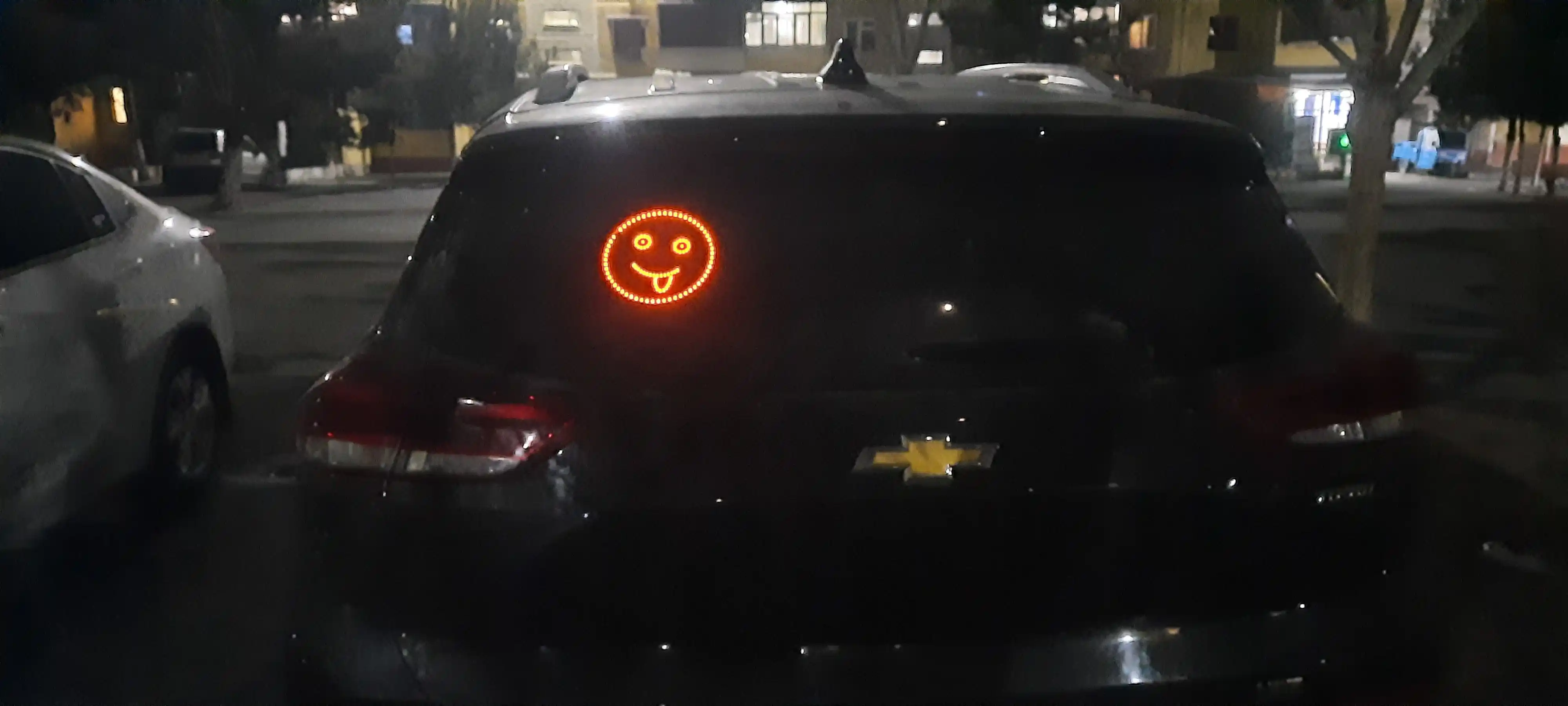 Avtomobil orqa oynasiga yopishtiriladigan LED stiker – imo-ishoralar va emojilar
