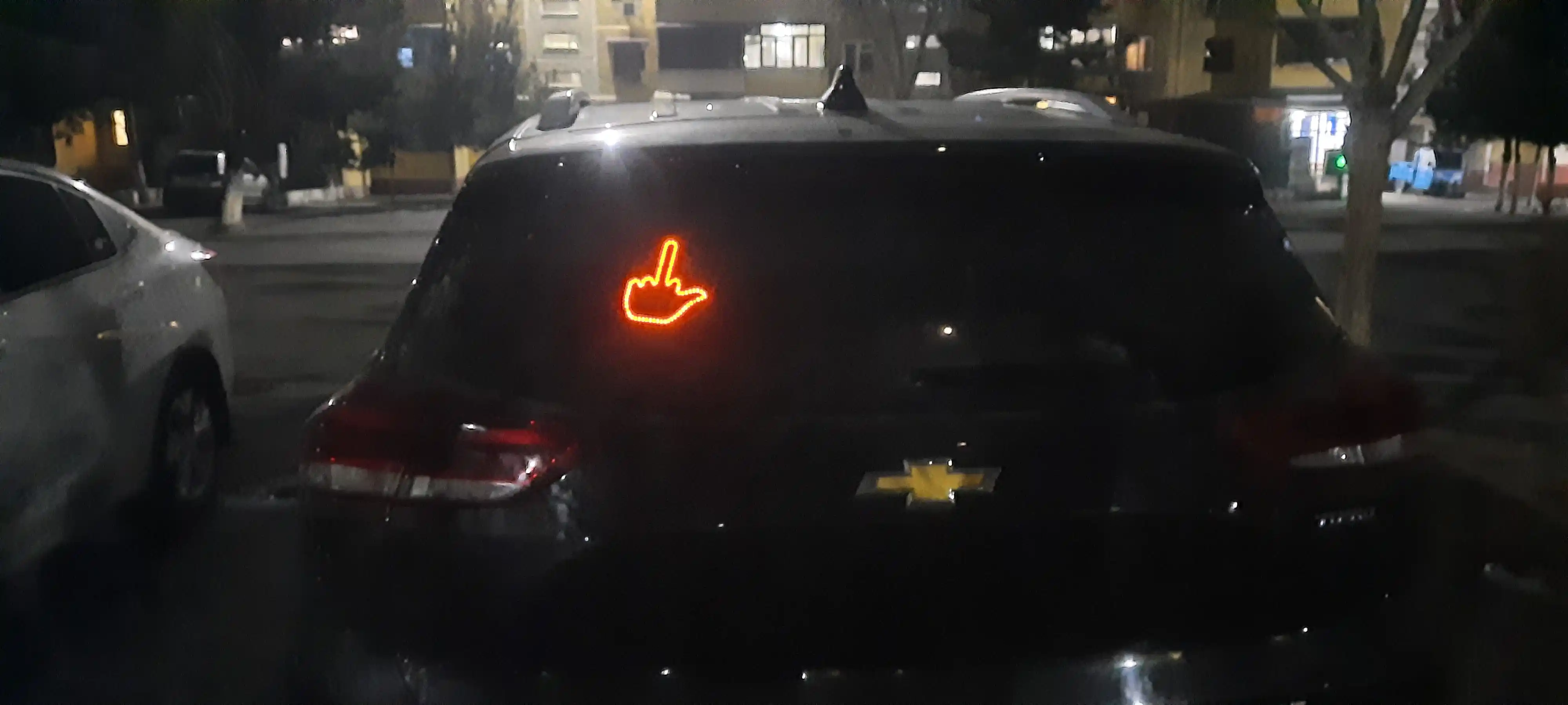 Avtomobil orqa oynasiga yopishtiriladigan LED stiker – imo-ishoralar va emojilar