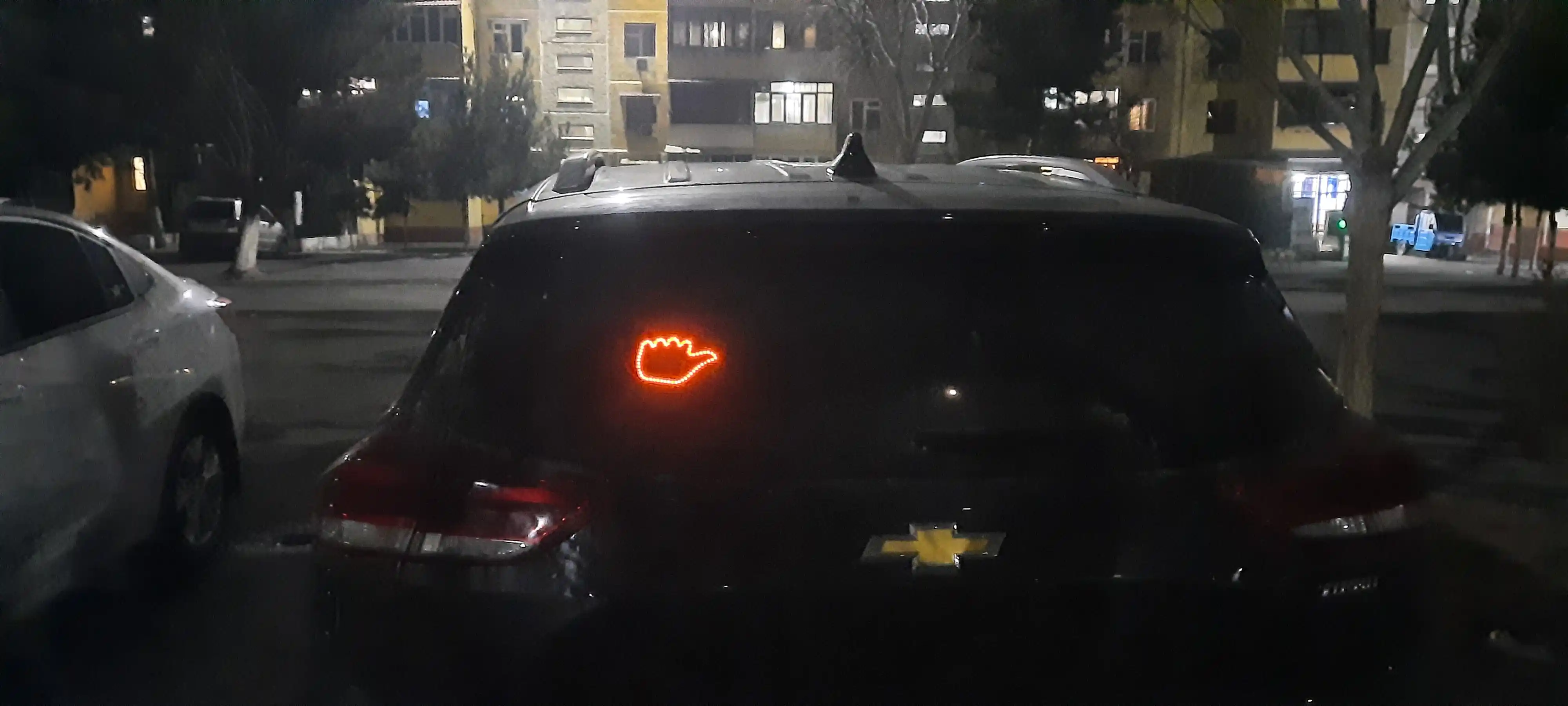 Avtomobil orqa oynasiga yopishtiriladigan LED stiker – imo-ishoralar va emojilar