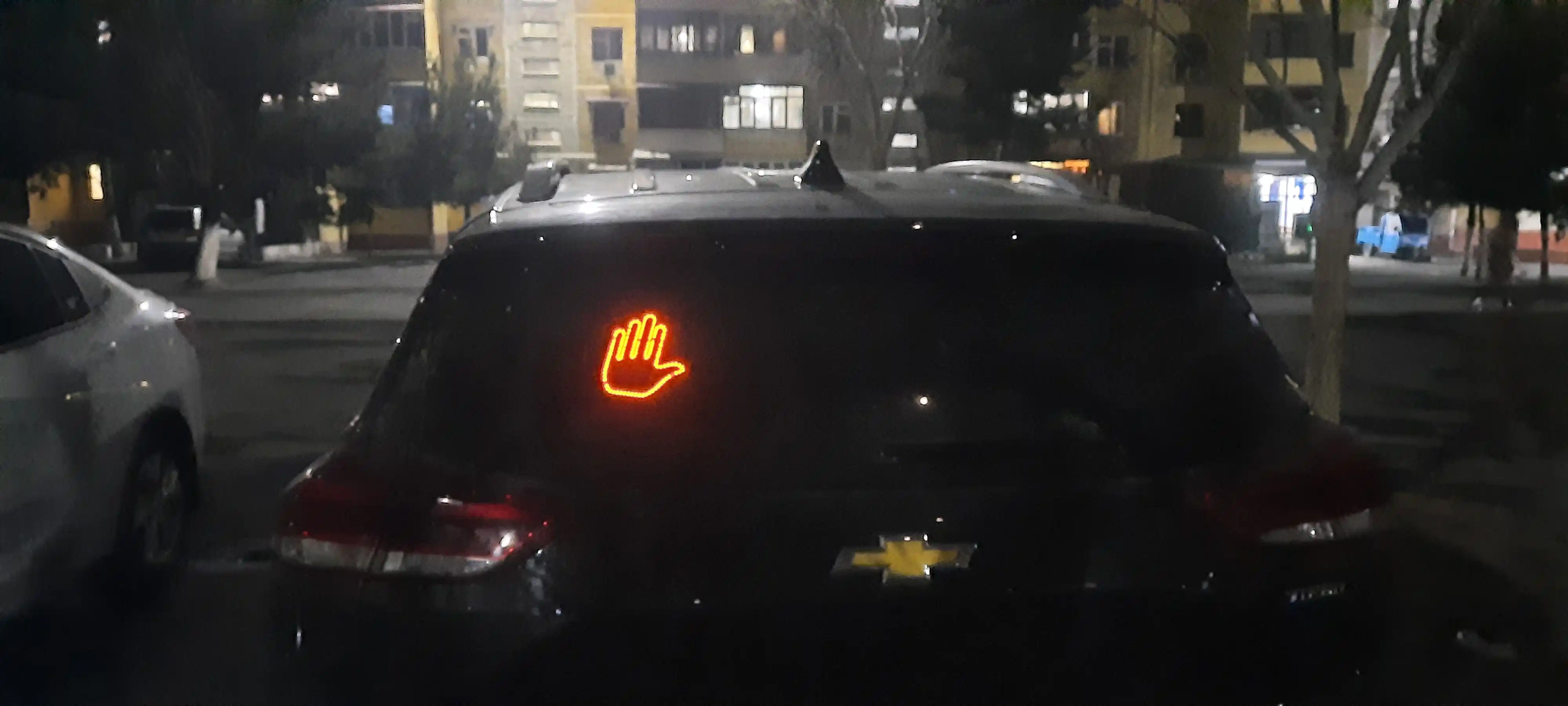 Avtomobil orqa oynasiga yopishtiriladigan LED stiker – imo-ishoralar va emojilar