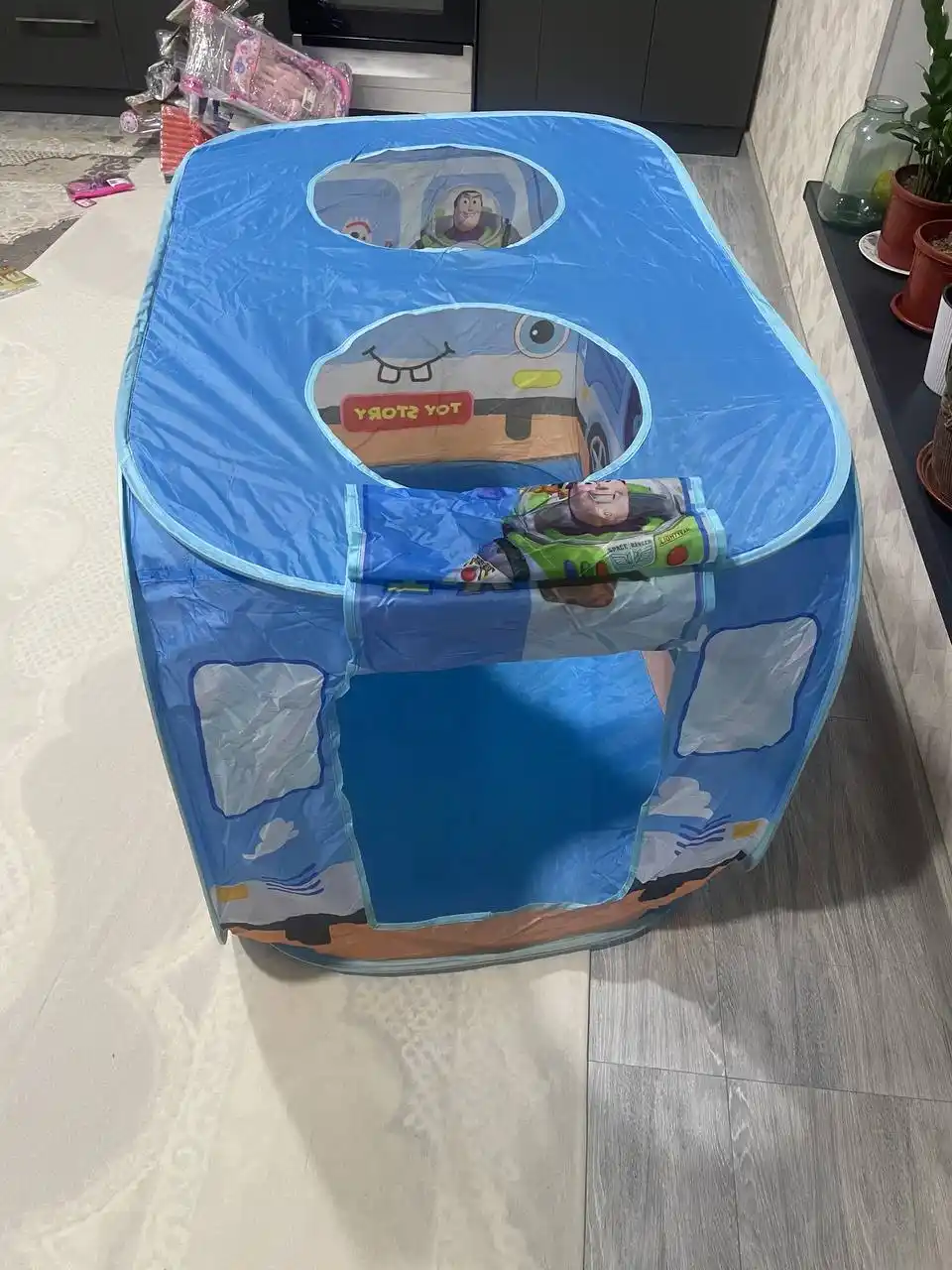 Bolalar o'yin chodiri, bolalar va o'yinchoqlar uchun uycha, chodir, ichki va tashqi makon