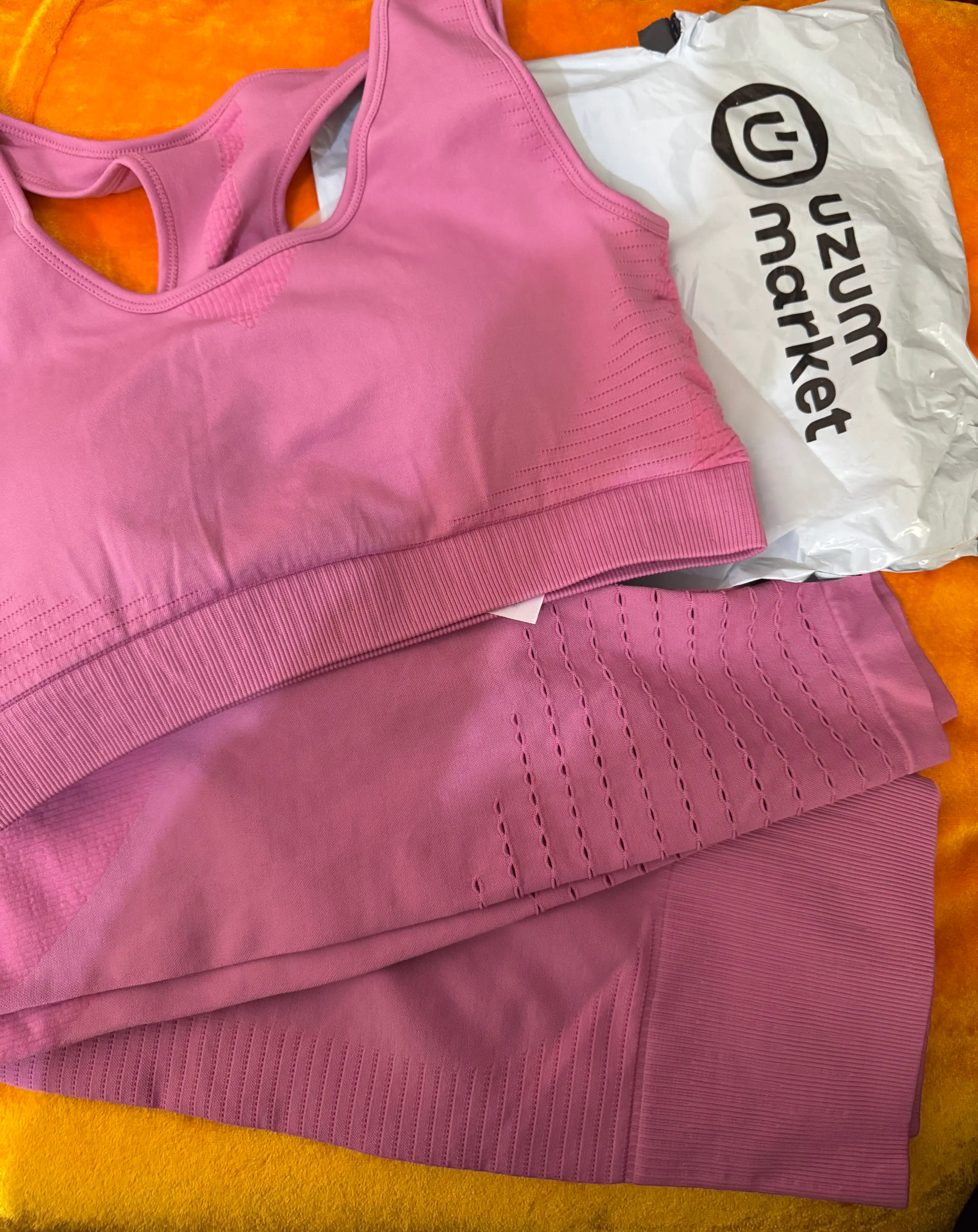 Ayollar uchun fitnes kostyumi, legginslari va top, 2 tasi 1 da