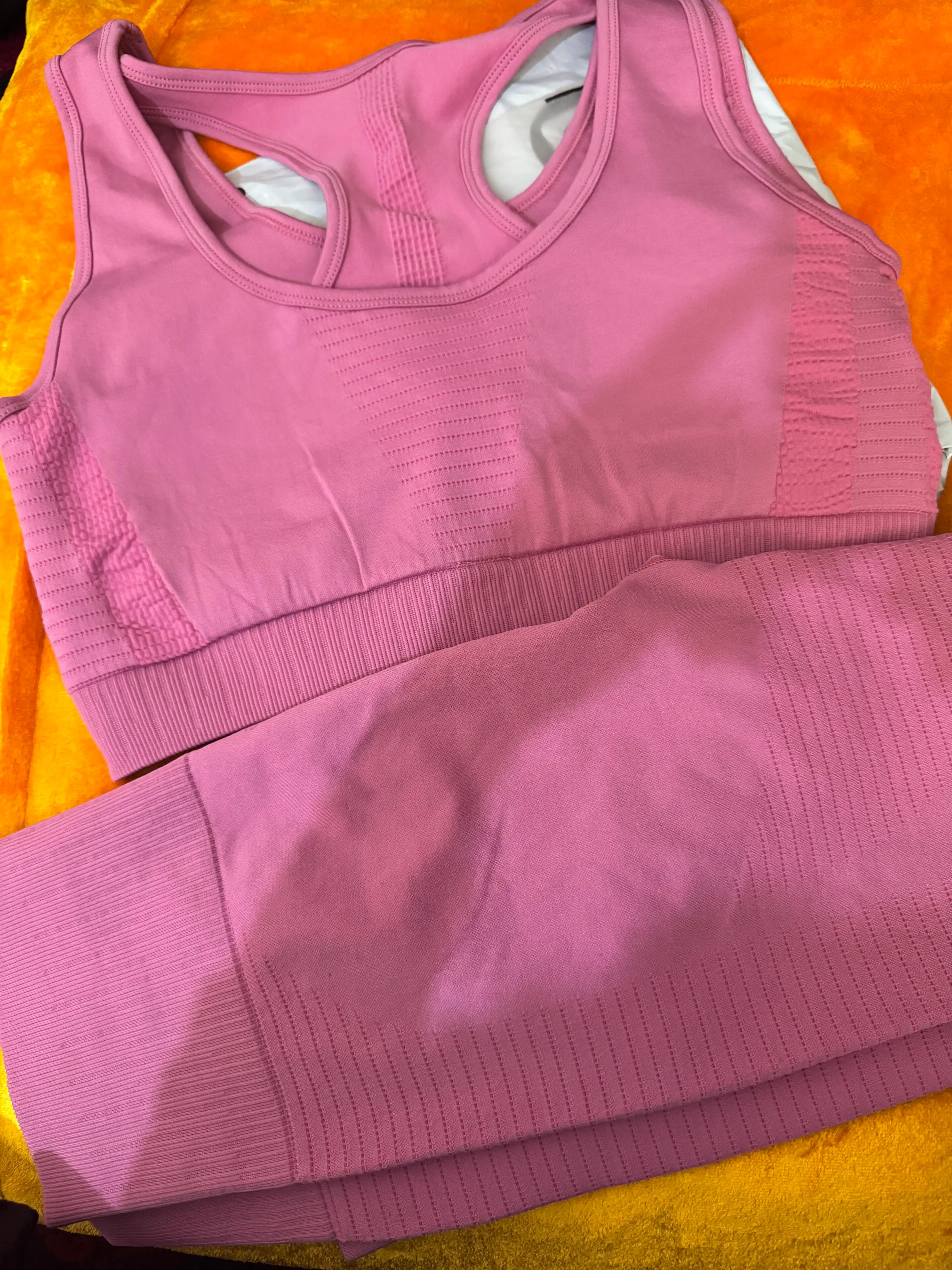 Ayollar uchun fitnes kostyumi, legginslari va top, 2 tasi 1 da